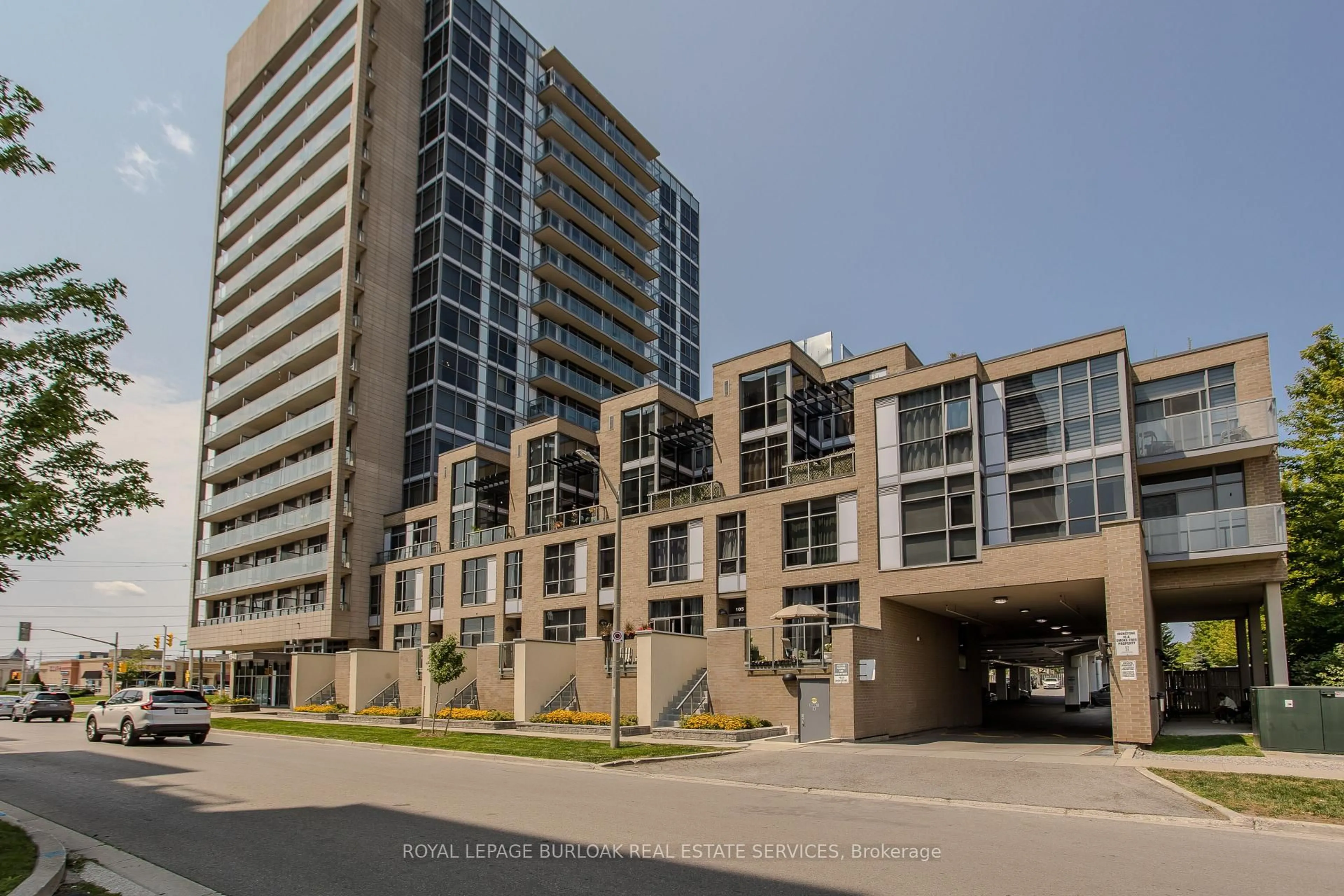 Indoor foyer for 1940 Ironstone Dr #204, Burlington Ontario L7L 0E4
