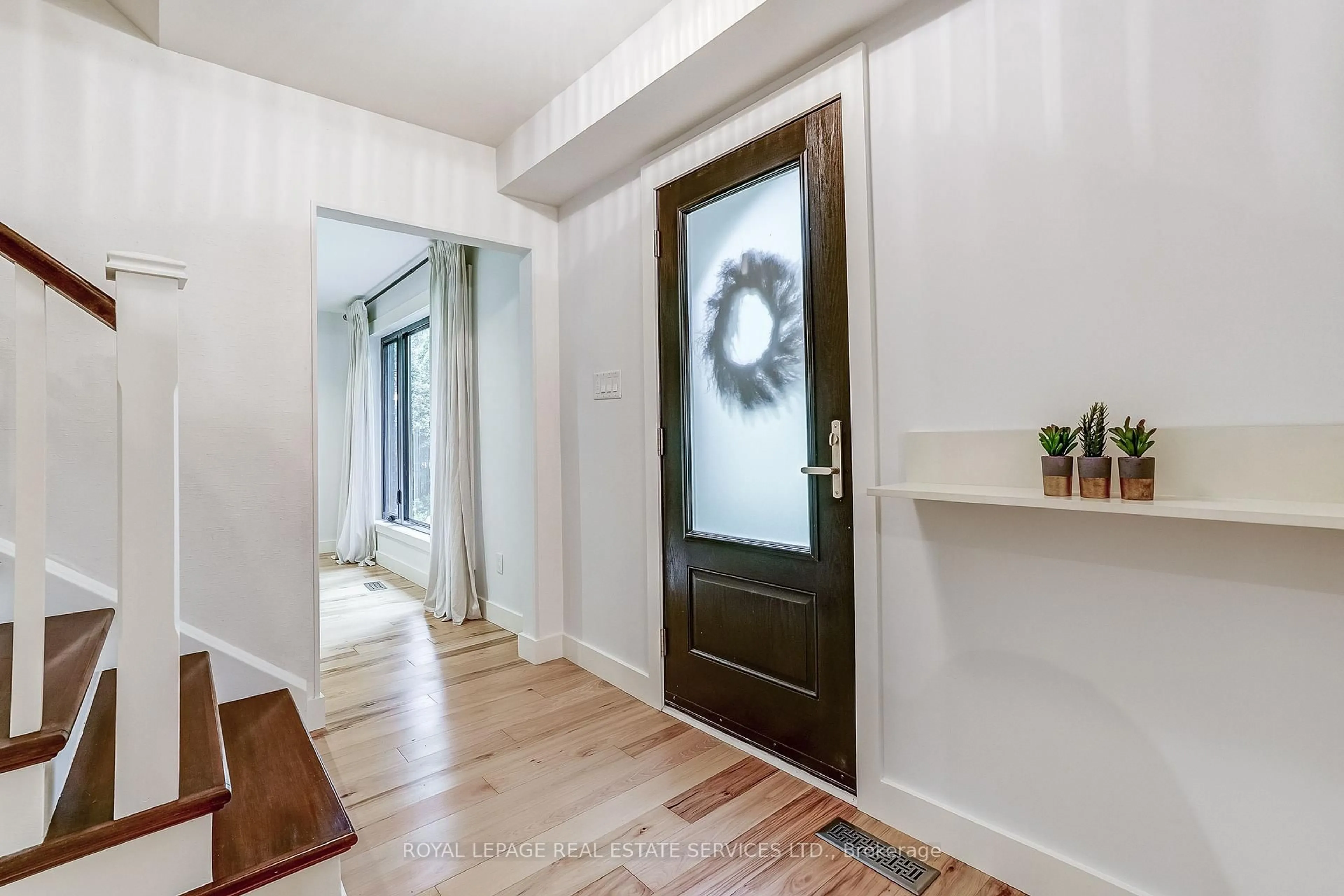 Indoor entryway for 1116 Greenoaks Dr, Mississauga Ontario L5J 3A2