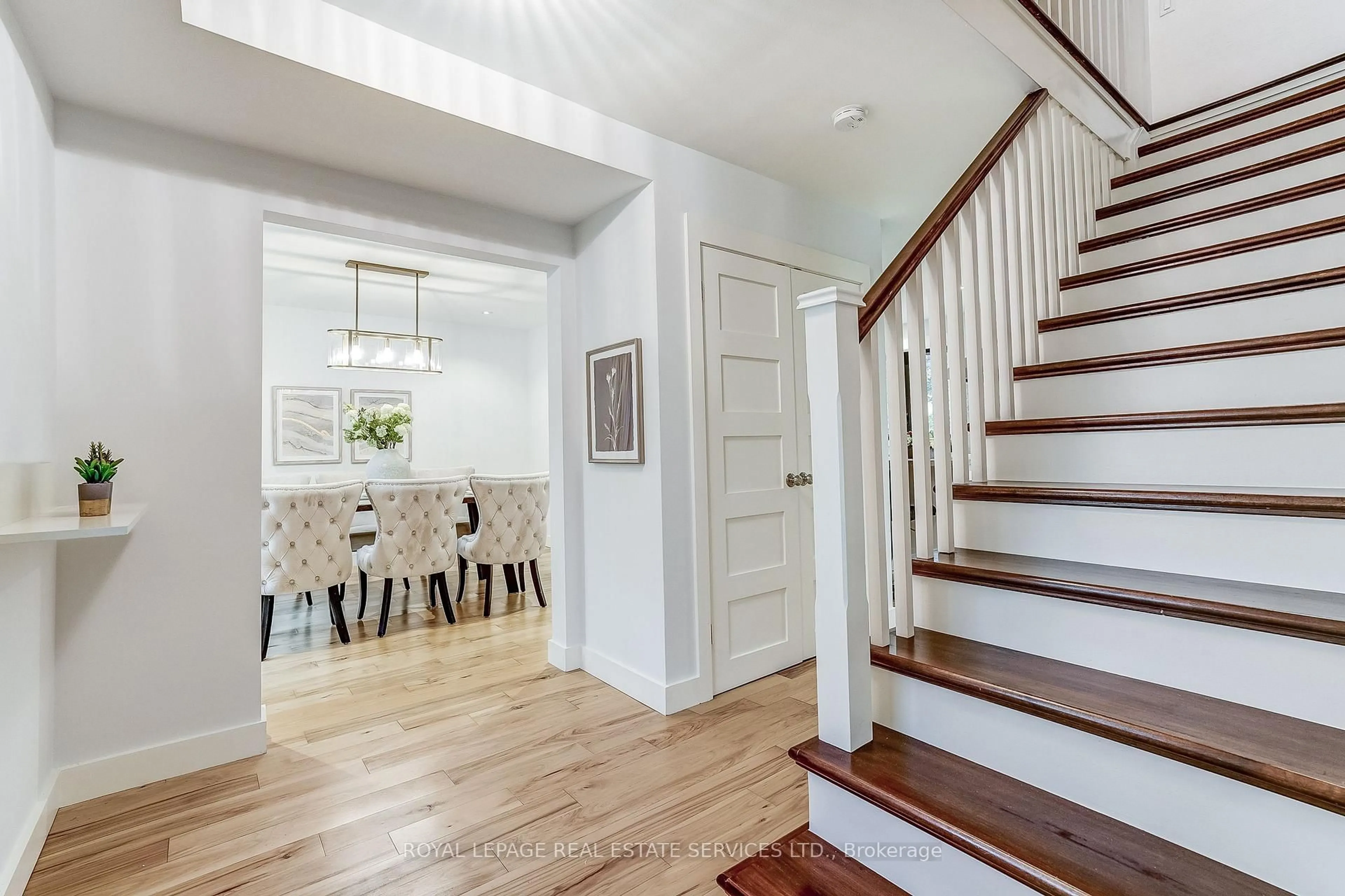 Indoor entryway for 1116 Greenoaks Dr, Mississauga Ontario L5J 3A2