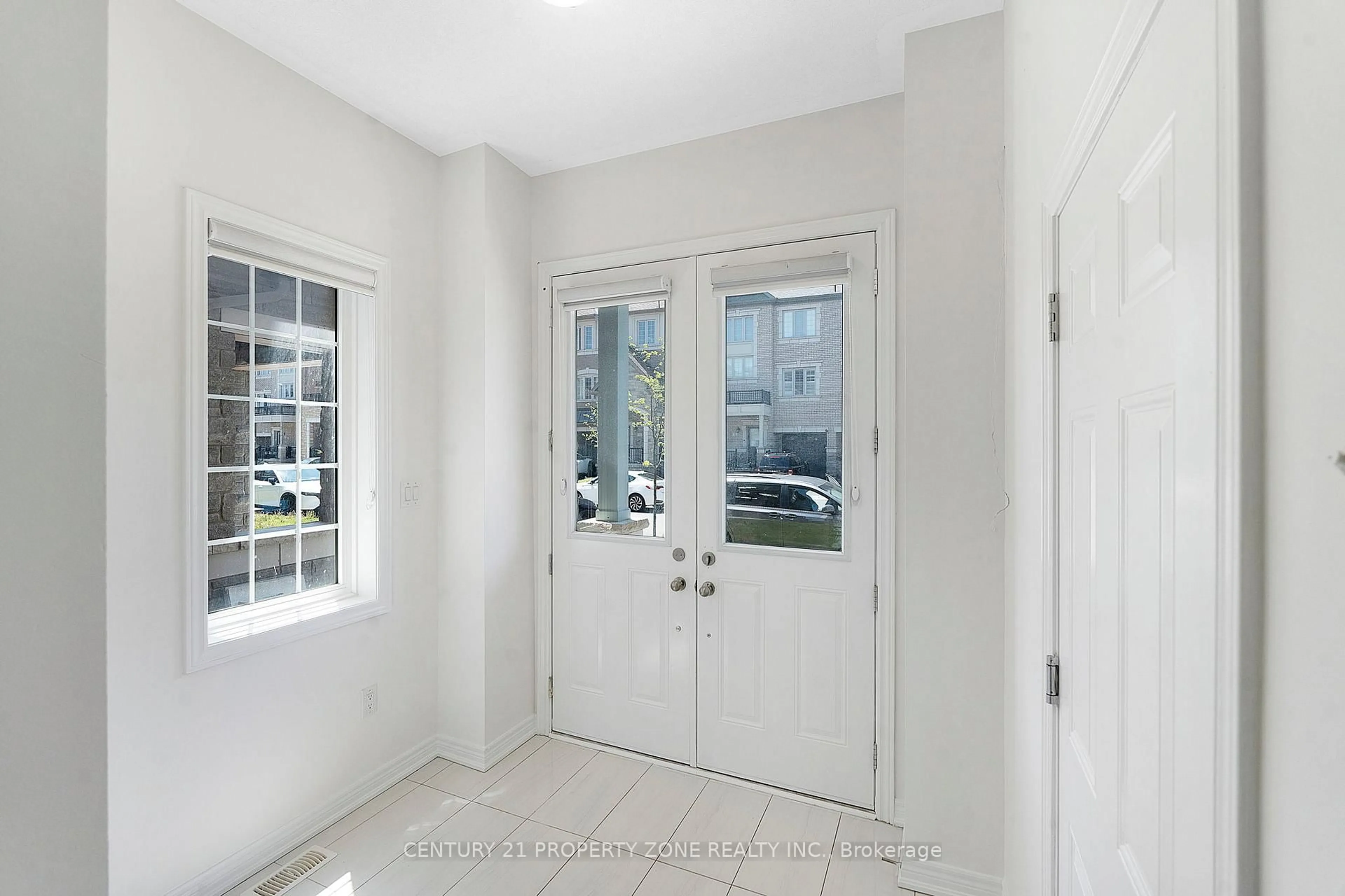 Indoor entryway for 25 Hashmi Pl, Brampton Ontario L6Y 0H8