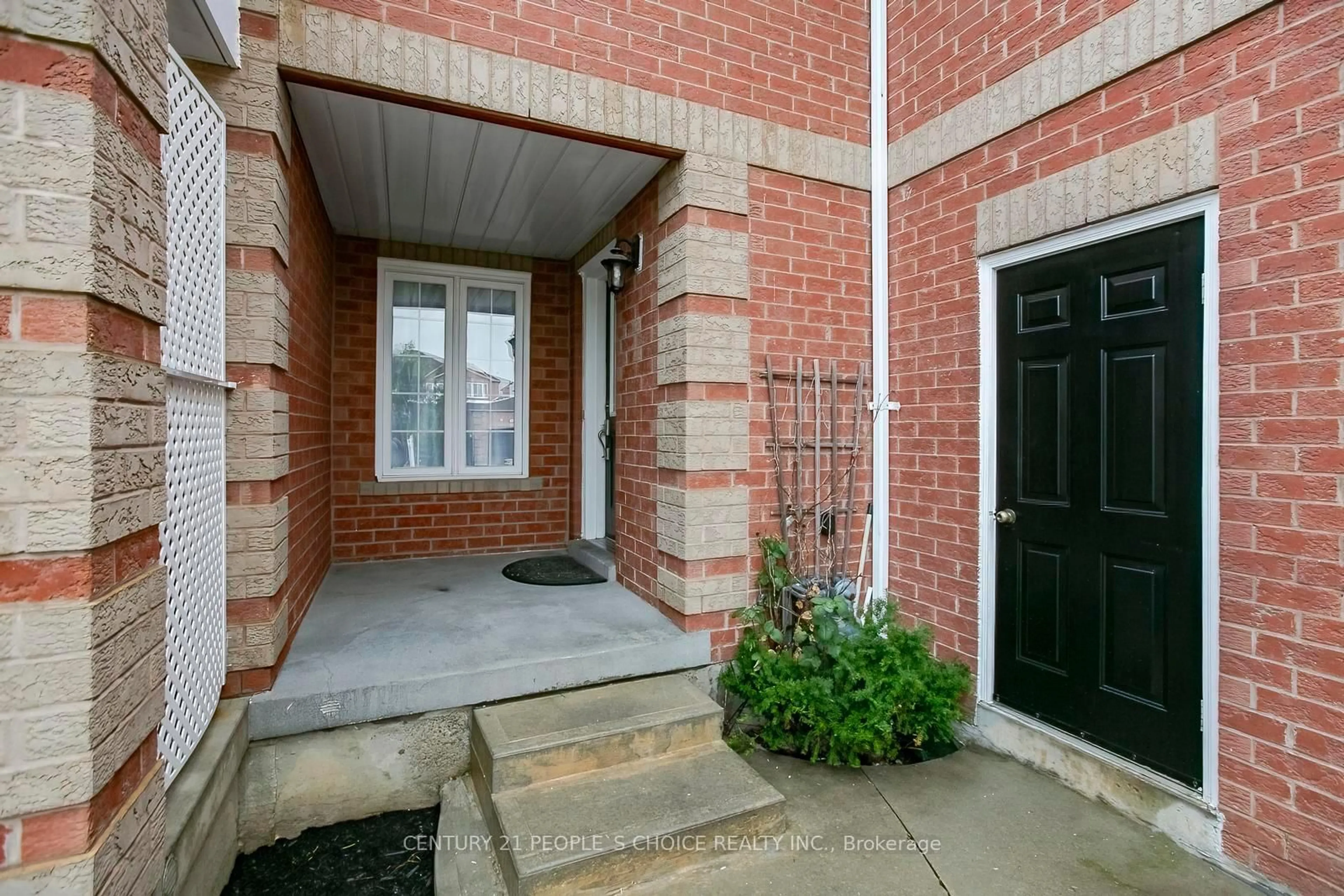 Indoor entryway for 90 White Tail Cres, Brampton Ontario L6Y 5B9