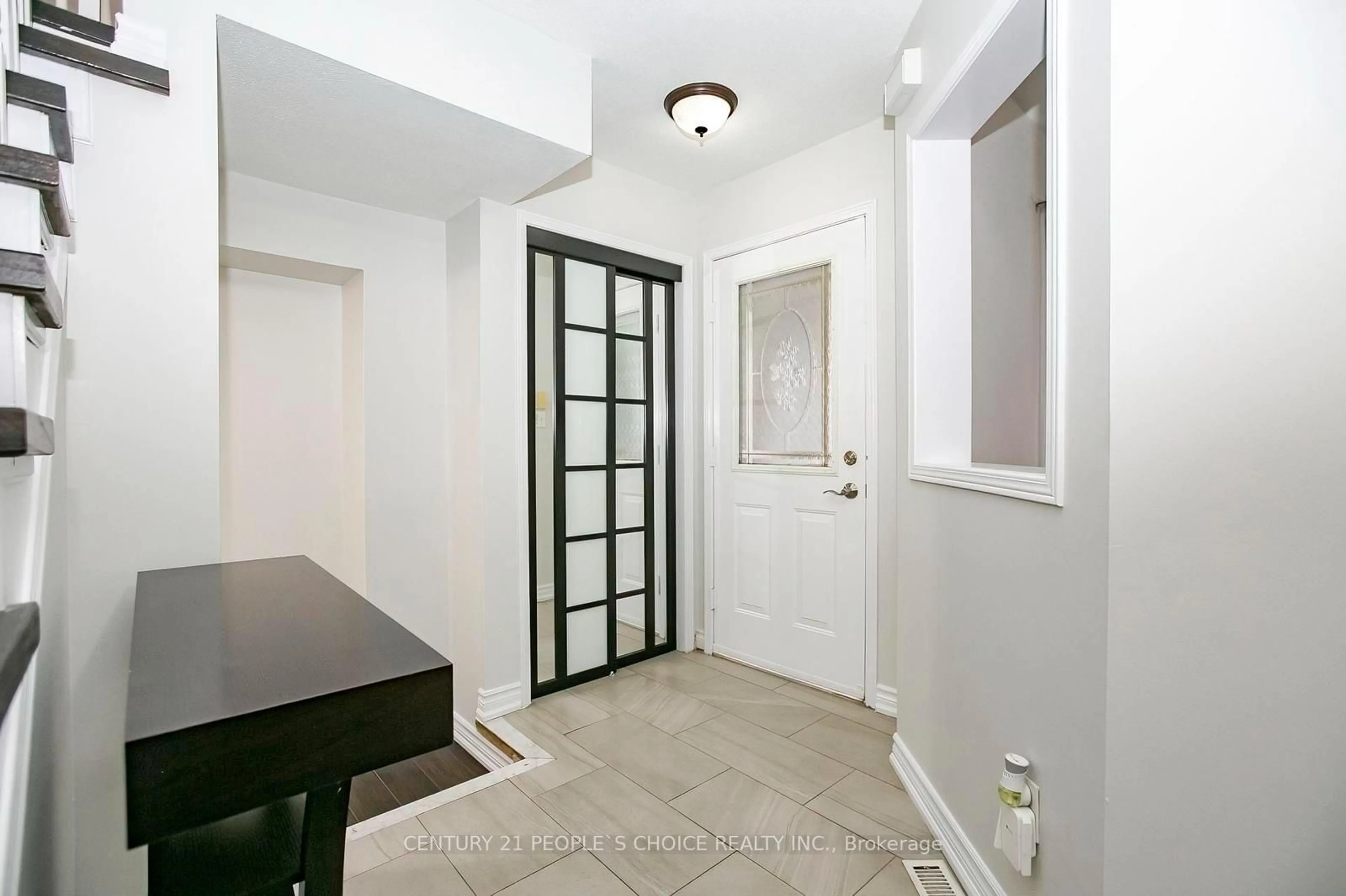 Indoor entryway for 90 White Tail Cres, Brampton Ontario L6Y 5B9