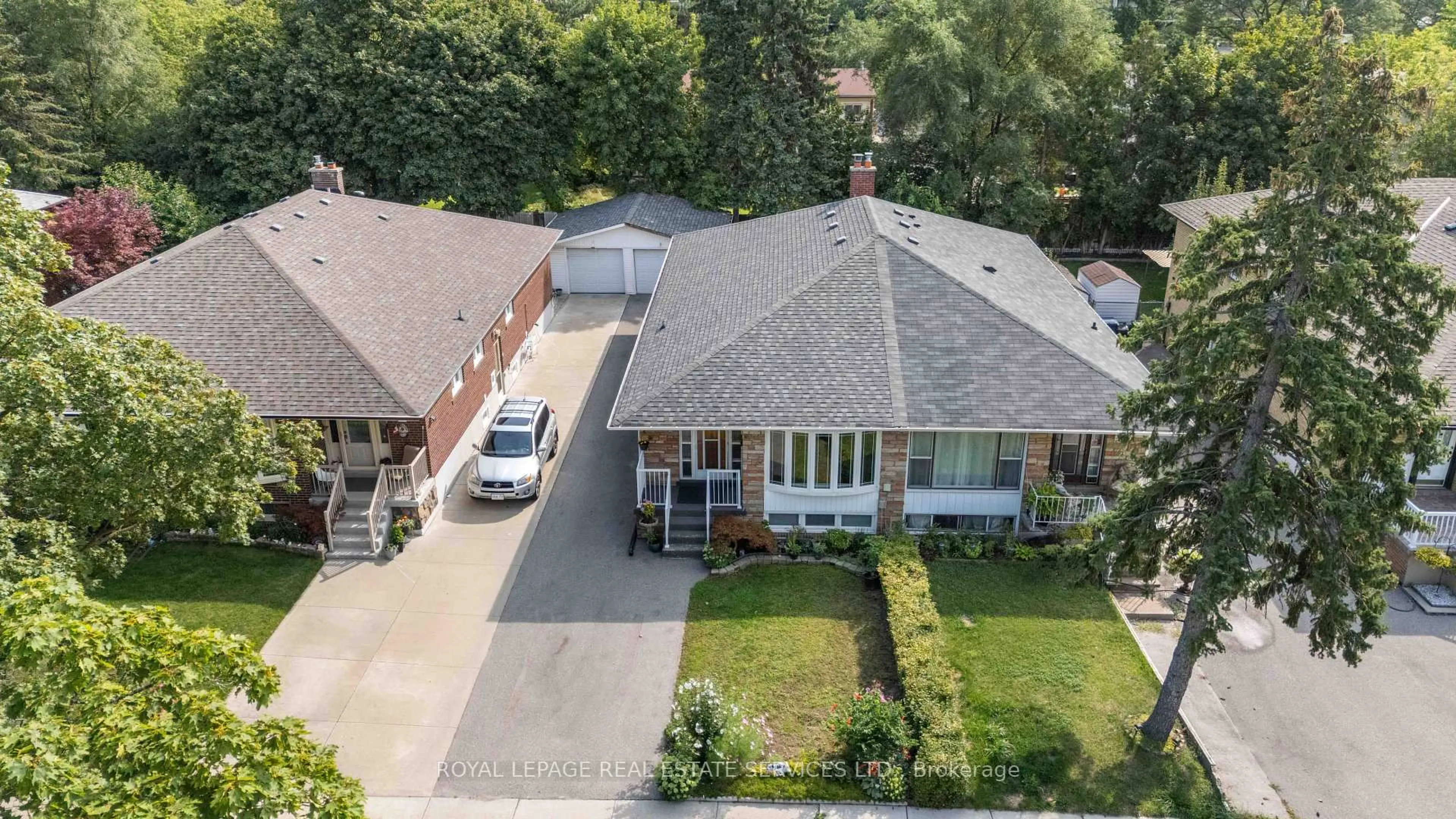 A pic from outside/outdoor area/front of a property/back of a property/a pic from drone, street for 102 Wareside Rd, Toronto Ontario M9C 3B6