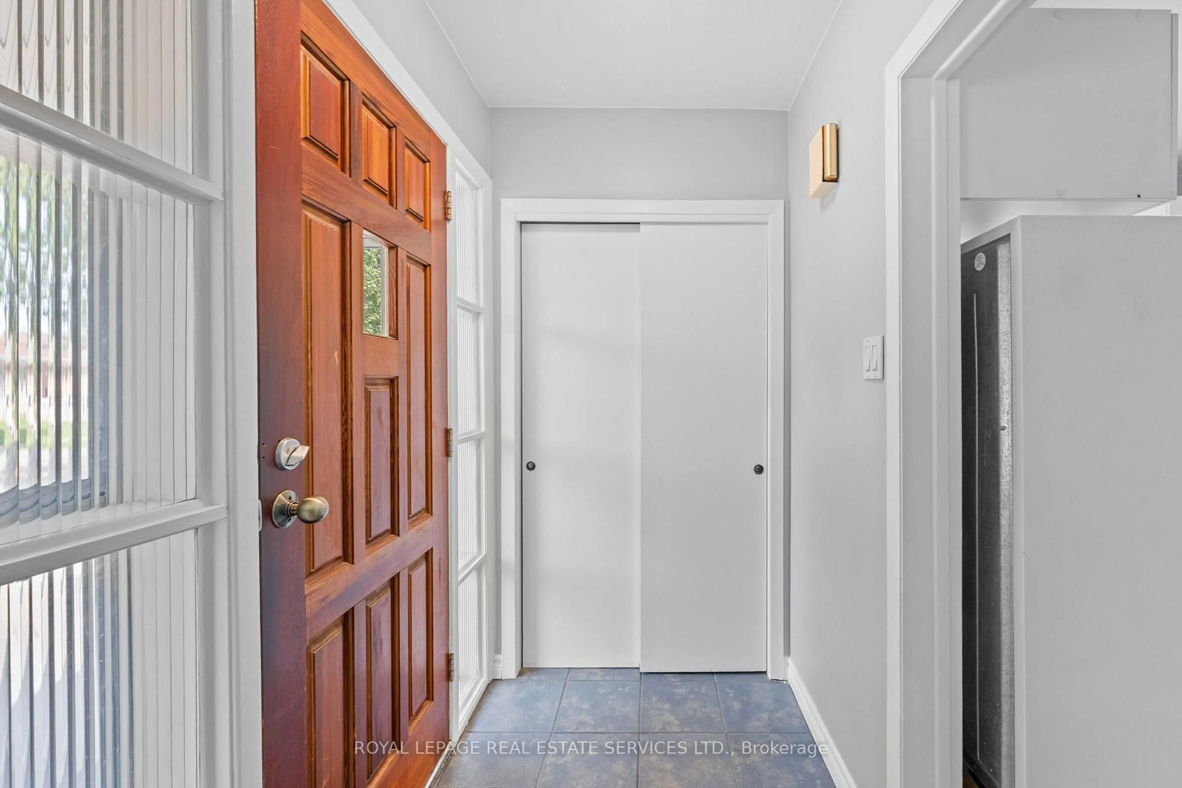 Indoor entryway for 102 Wareside Rd, Toronto Ontario M9C 3B6