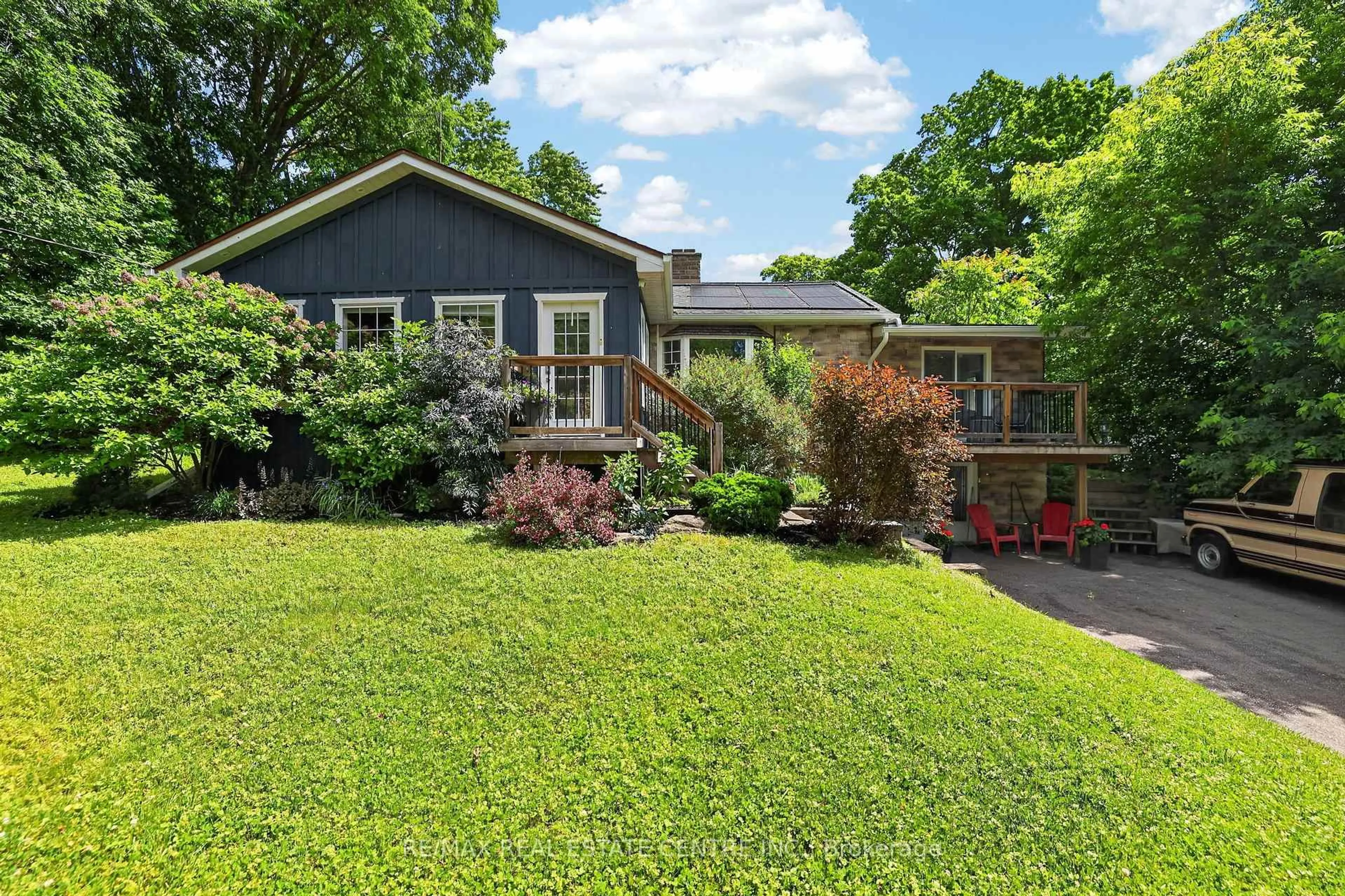 A pic from outside/outdoor area/front of a property/back of a property/a pic from drone, unknown for 12429 Wolseley St, Halton Hills Ontario L0P 1H0