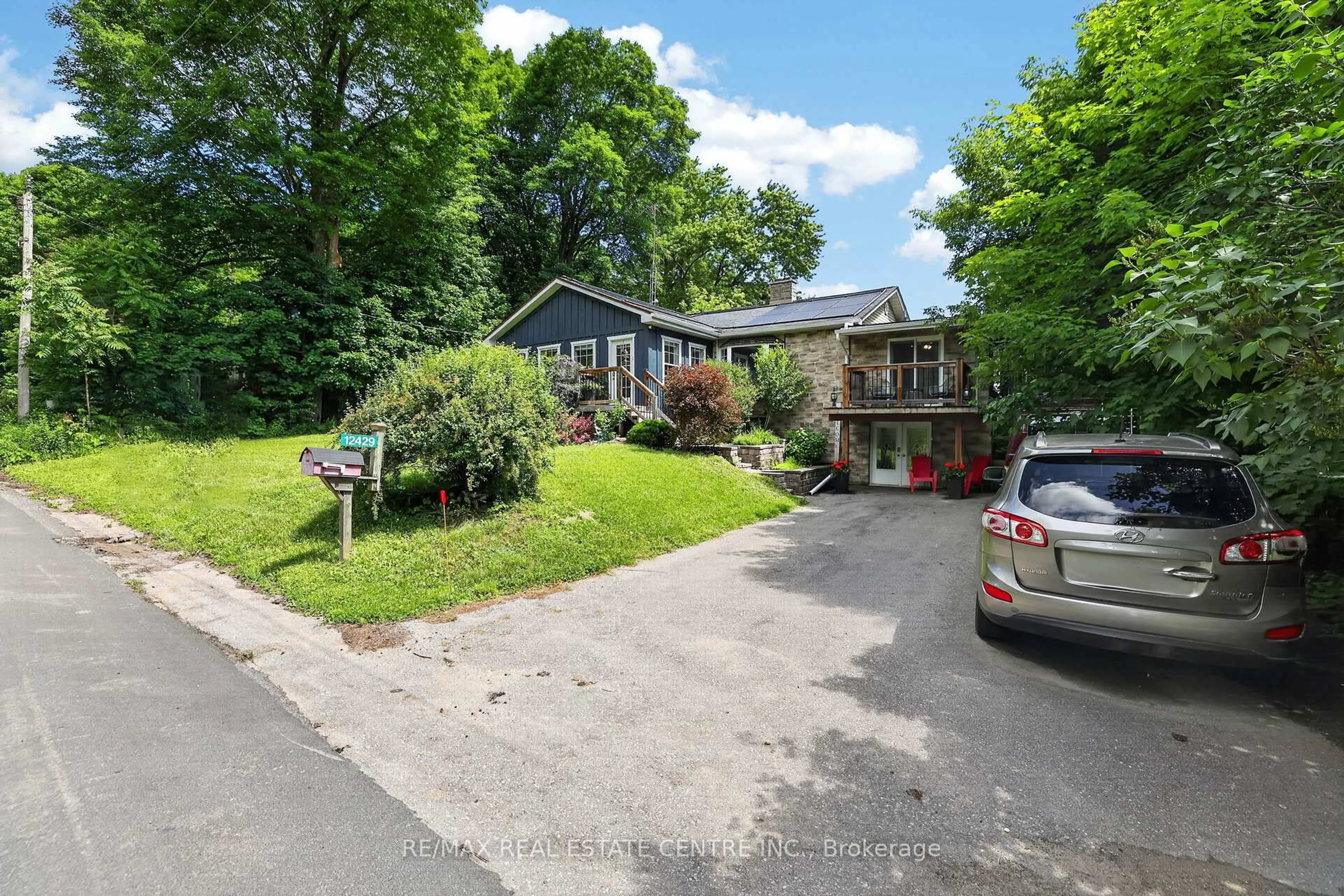 A pic from outside/outdoor area/front of a property/back of a property/a pic from drone, street for 12429 Wolseley St, Halton Hills Ontario L0P 1H0