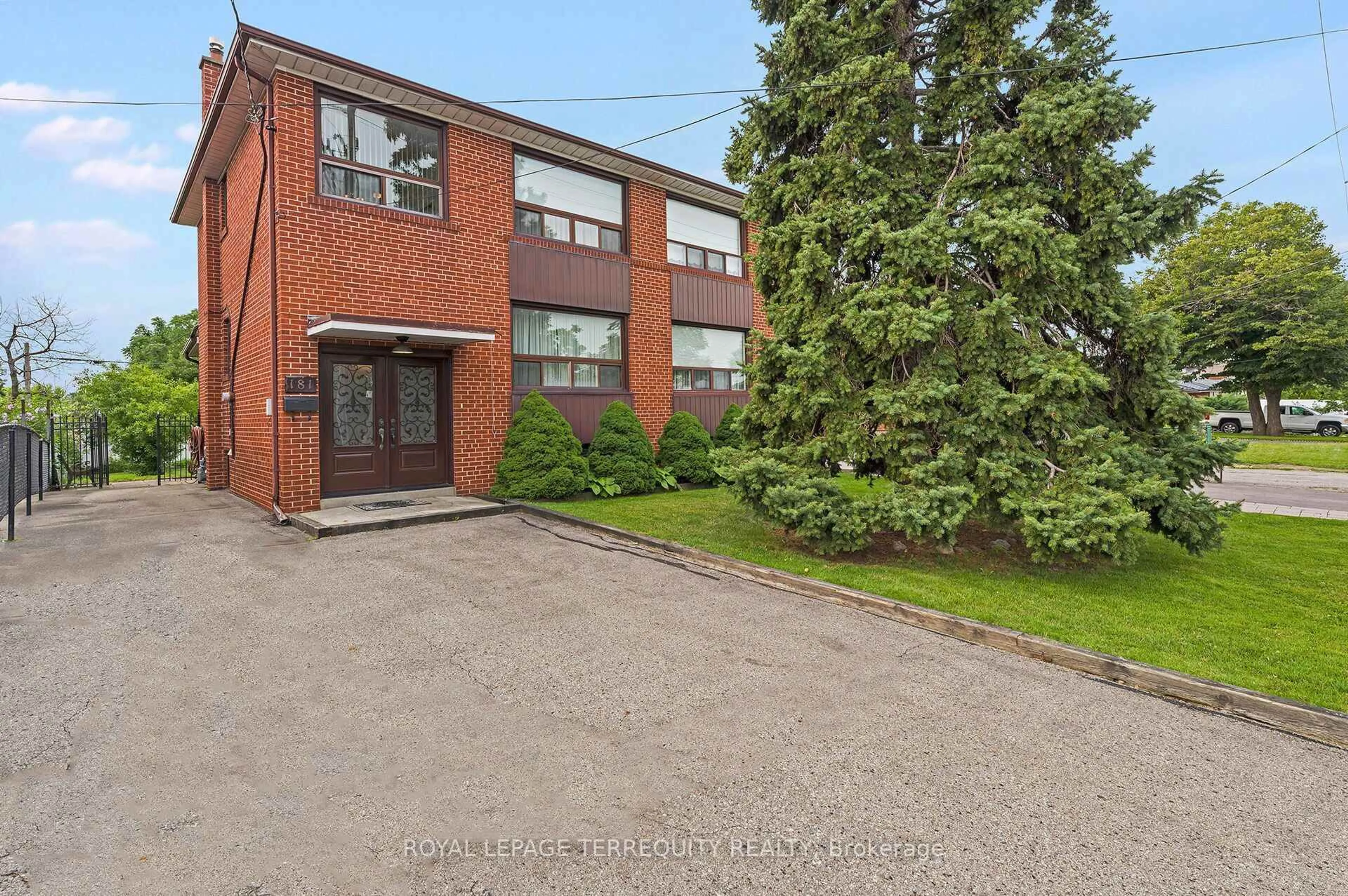 A pic from outside/outdoor area/front of a property/back of a property/a pic from drone, street for 181 Pellatt Ave, Toronto Ontario M9N 2P5