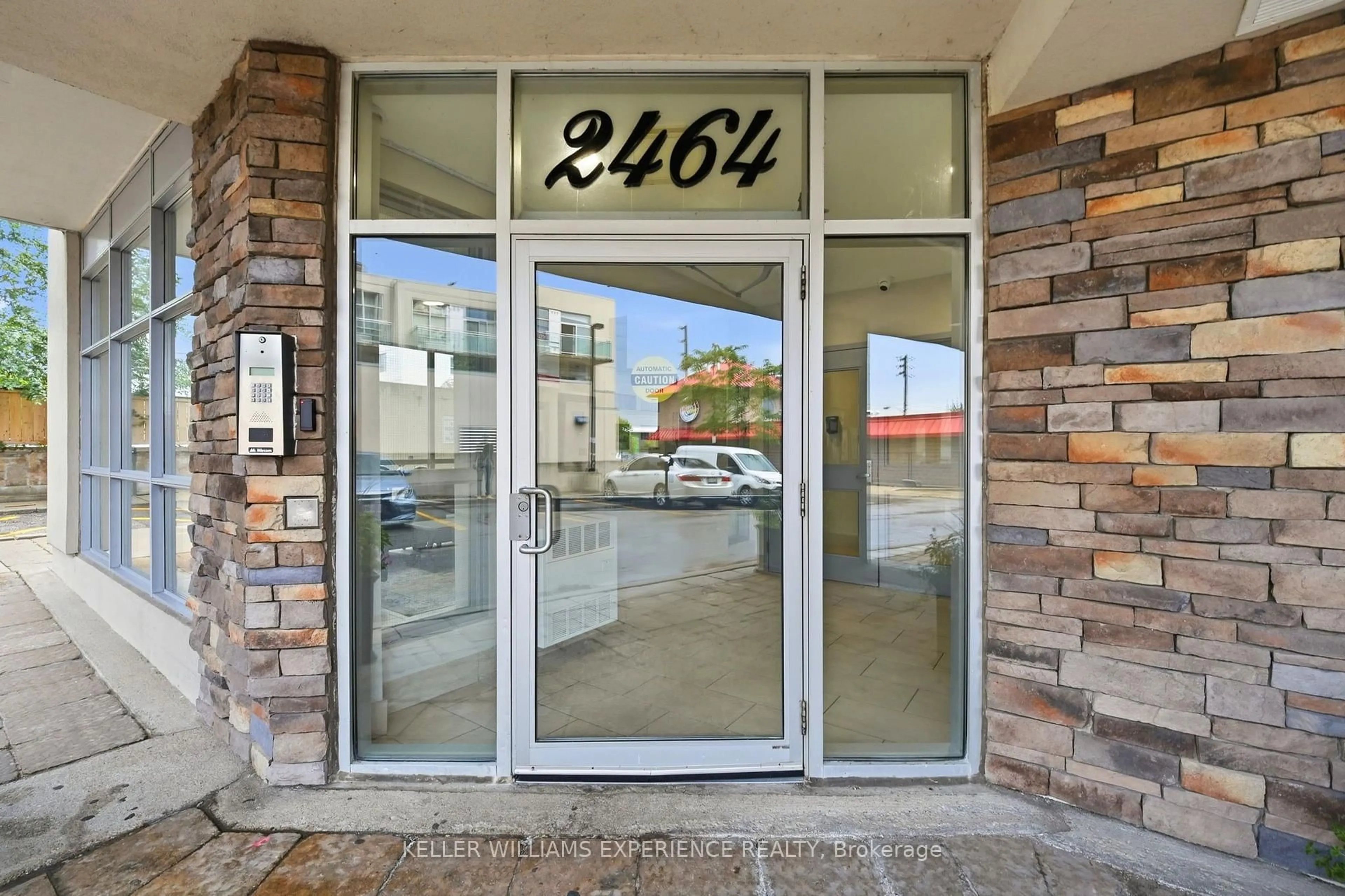 Indoor foyer for 2464 Weston Rd #903, Toronto Ontario M9N 0A2