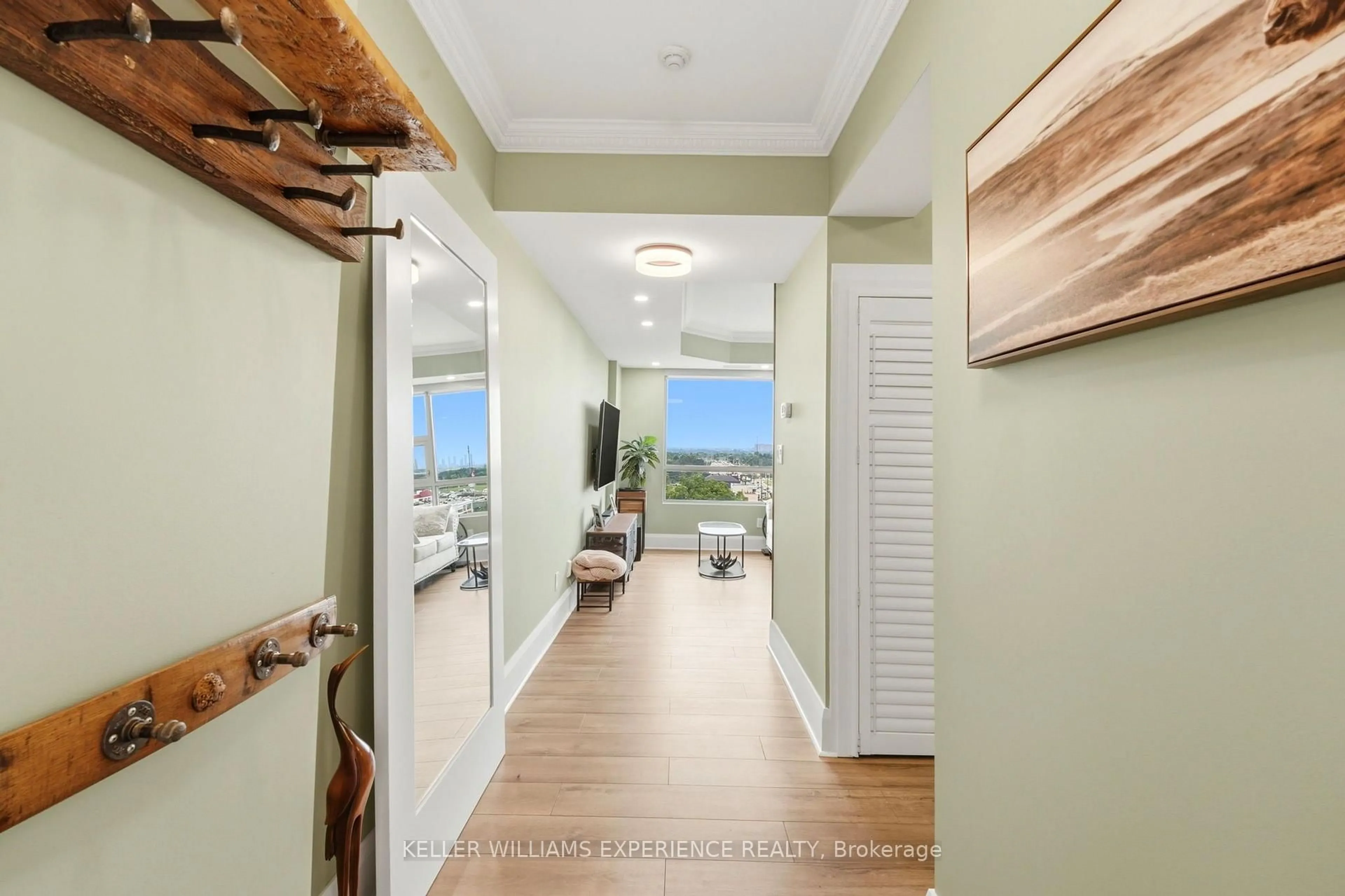 Indoor entryway for 2464 Weston Rd #903, Toronto Ontario M9N 0A2