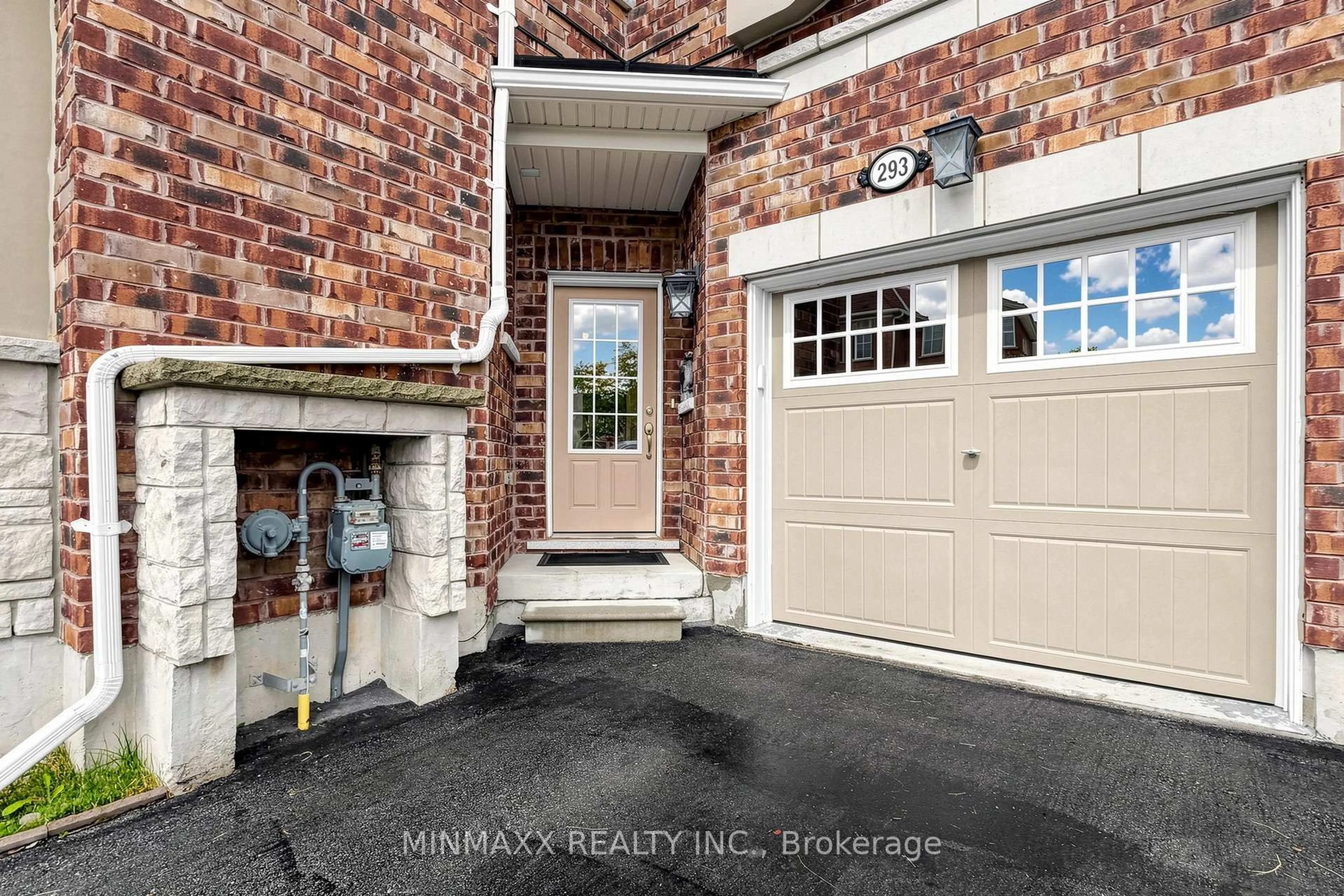 Indoor entryway for 293 REIS Pl, Milton Ontario L9E 0A5