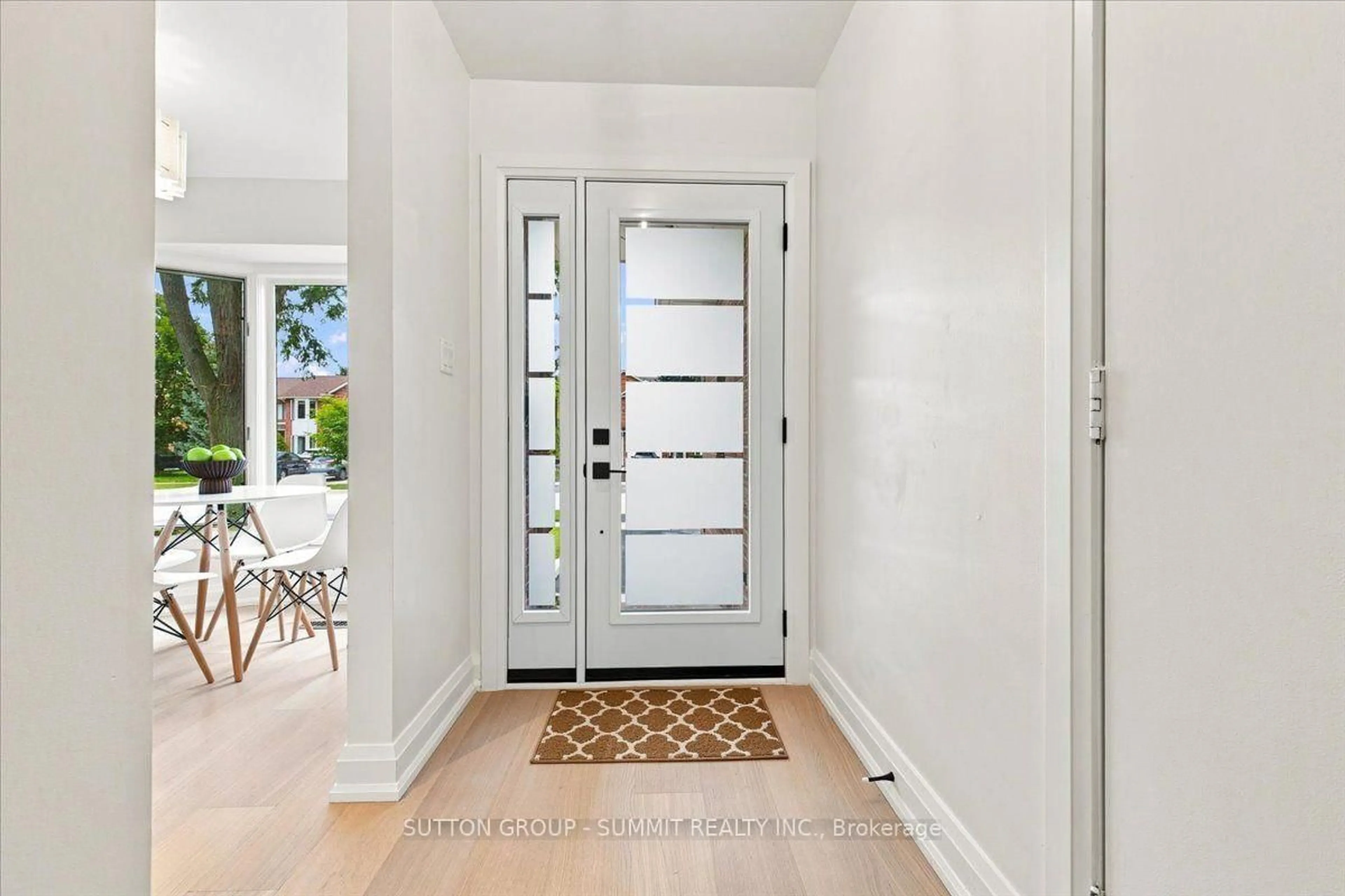 Indoor entryway for 2020 Chrisdon Rd, Burlington Ontario L7M 3W8
