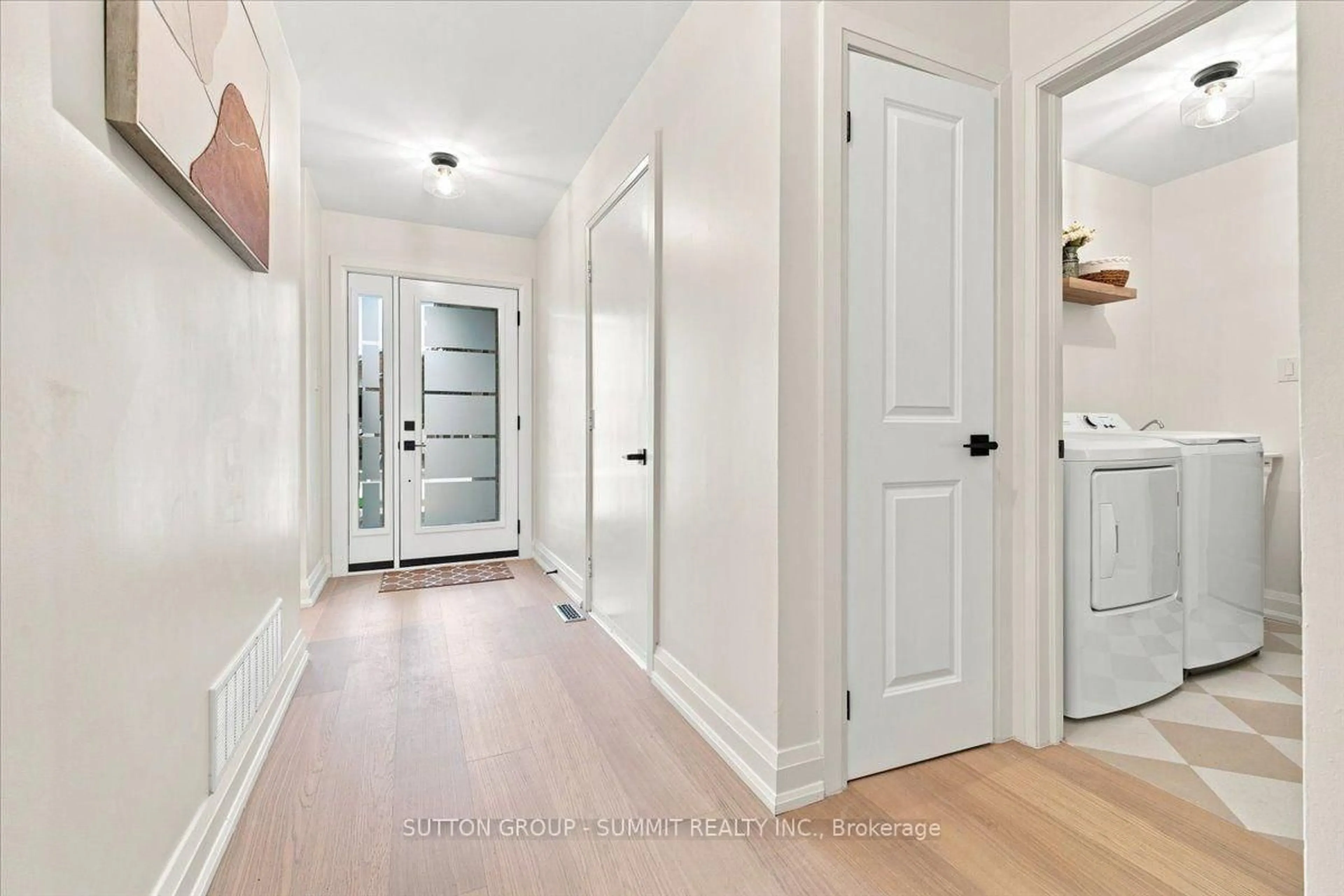 Indoor entryway for 2020 Chrisdon Rd, Burlington Ontario L7M 3W8