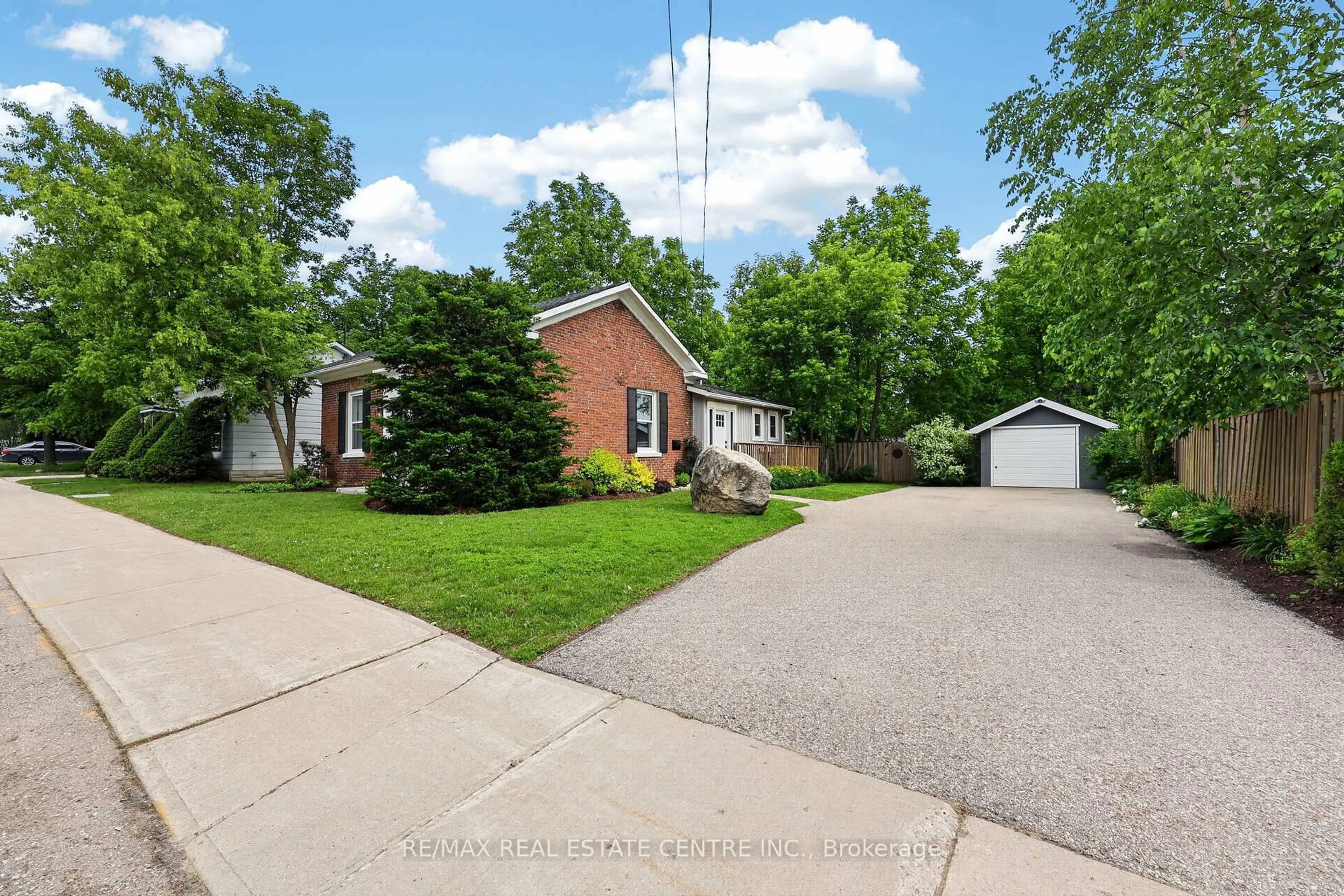 A pic from outside/outdoor area/front of a property/back of a property/a pic from drone, street for 77 Mill St, Orangeville Ontario L9W 2M6