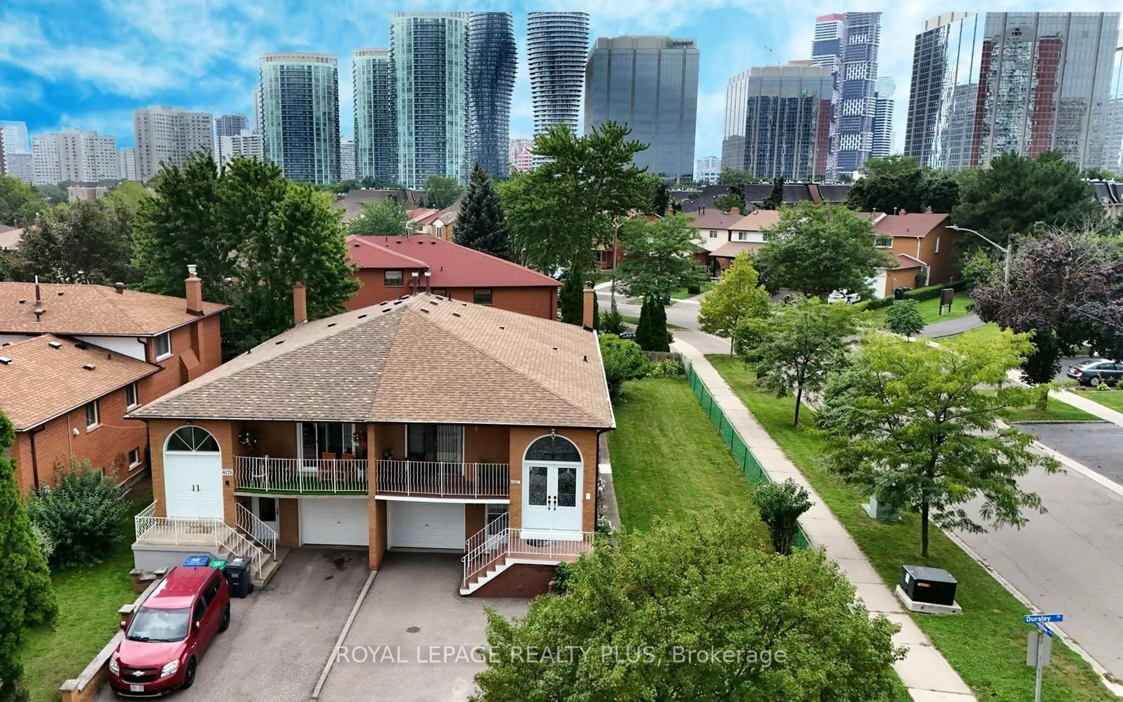 A pic from outside/outdoor area/front of a property/back of a property/a pic from drone, city buildings view from balcony for 4180 Dursley Cres, Mississauga Ontario L4Z 1J7