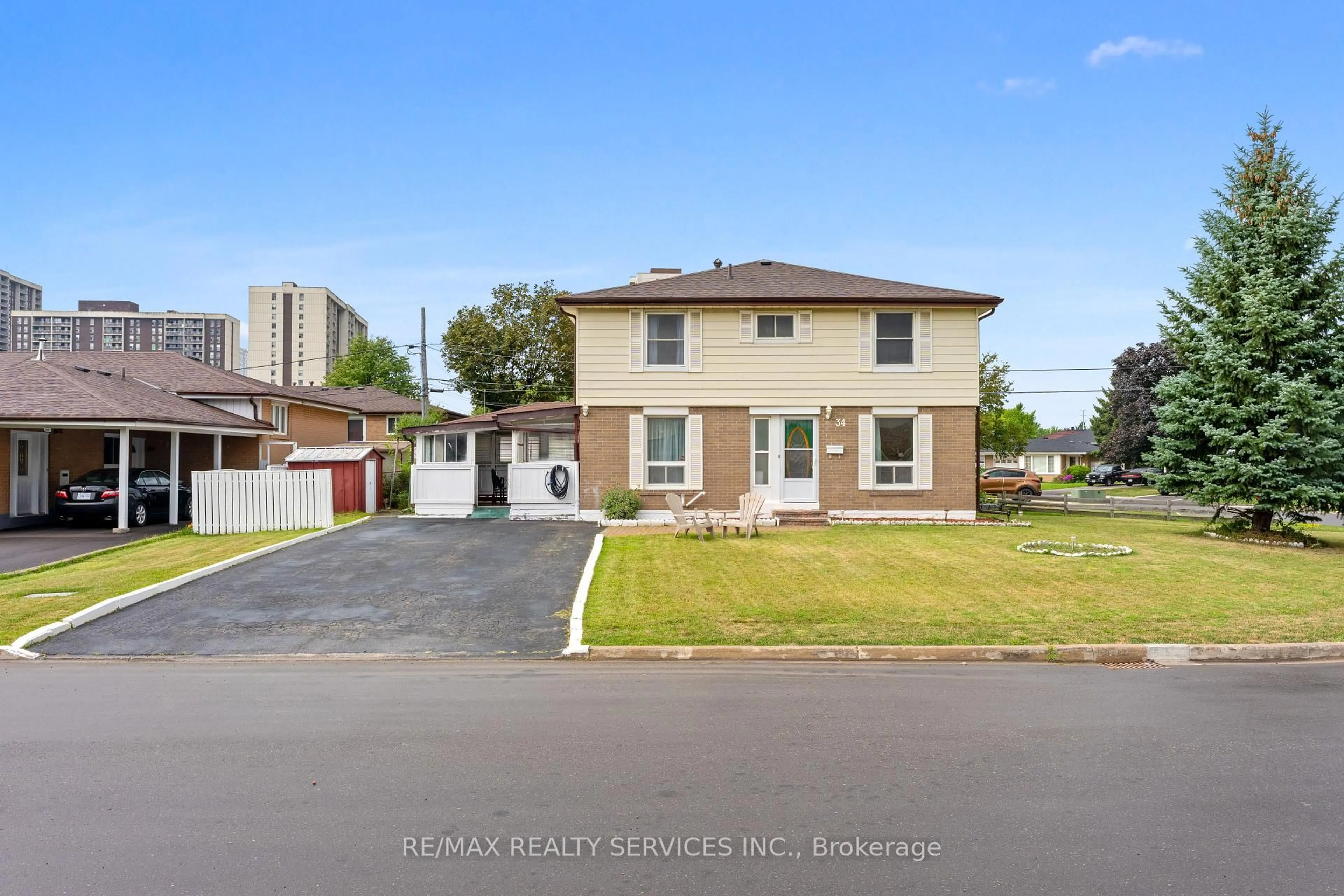 A pic from outside/outdoor area/front of a property/back of a property/a pic from drone, street for 34 Cathcart Cres, Brampton Ontario L6T 2A5
