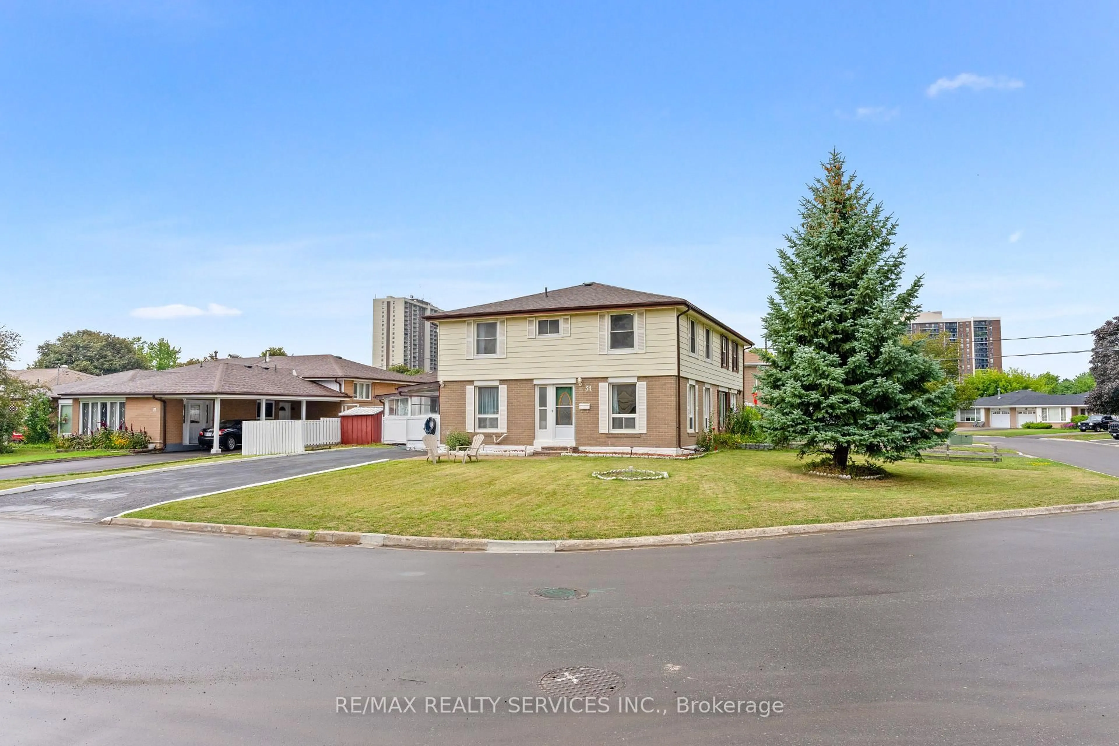A pic from outside/outdoor area/front of a property/back of a property/a pic from drone, street for 34 Cathcart Cres, Brampton Ontario L6T 2A5