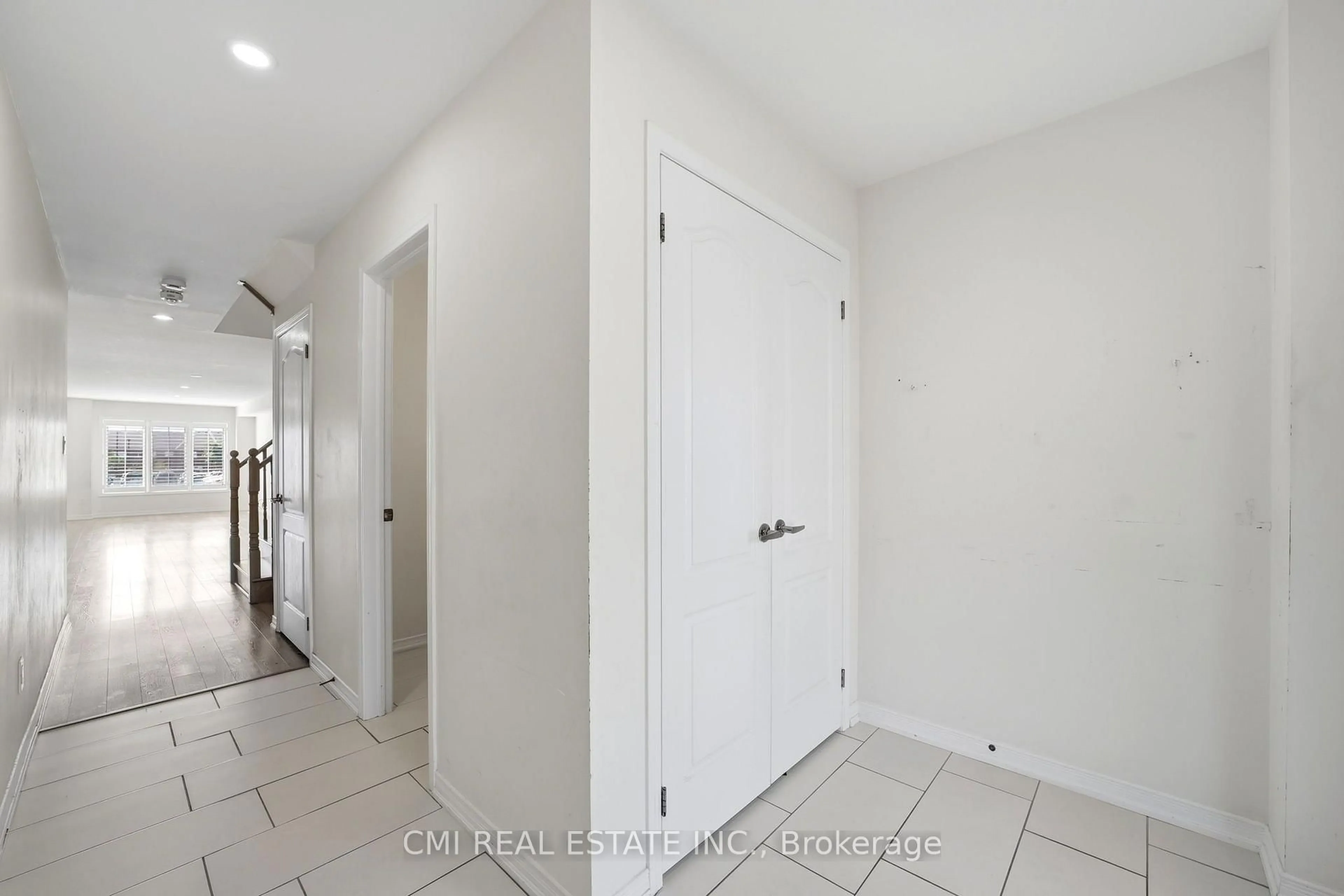 Indoor entryway for 162 Golden Springs Dr, Brampton Ontario L7A 4N9