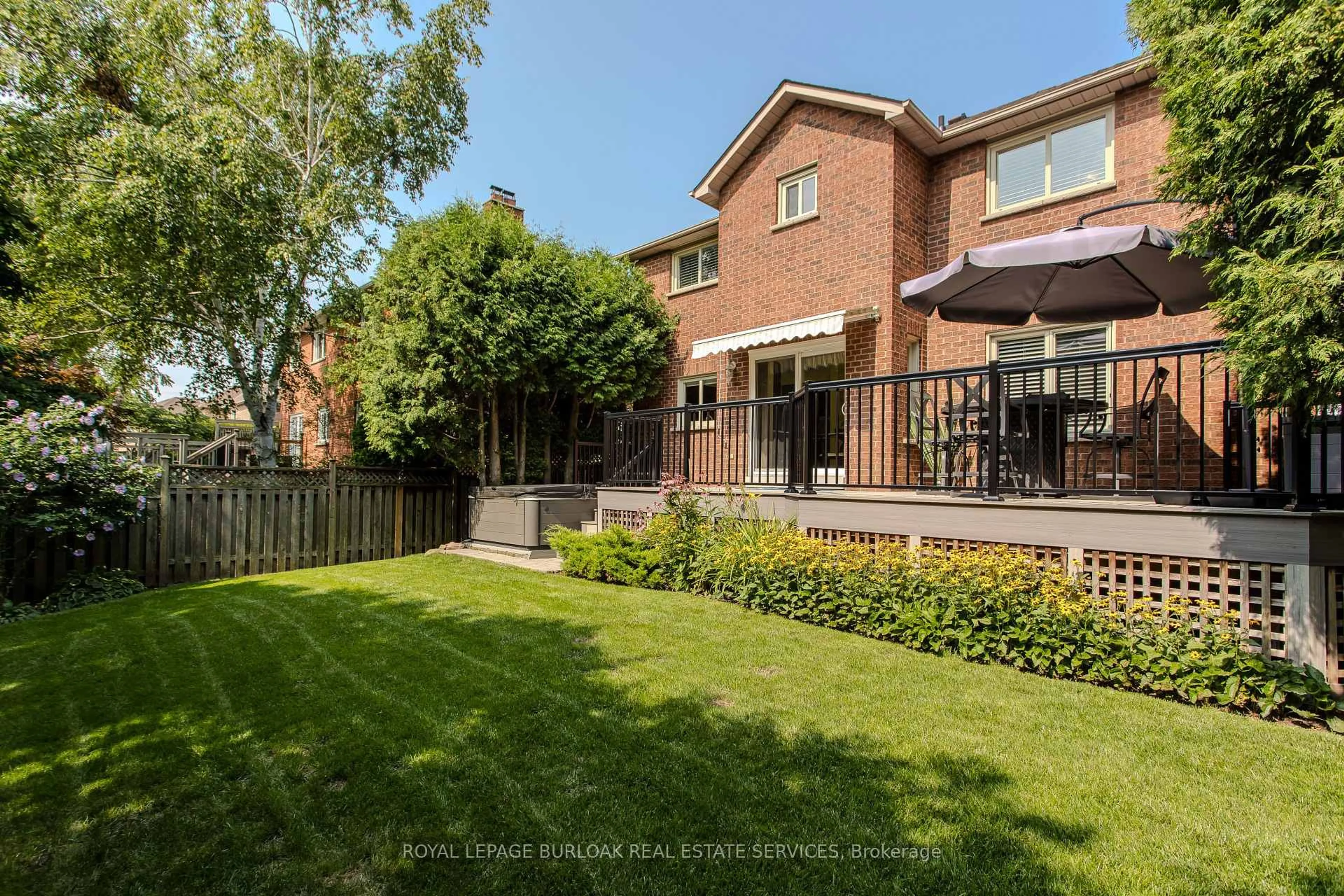 A pic from outside/outdoor area/front of a property/back of a property/a pic from drone, street for 1238 Sable Dr, Burlington Ontario L7S 2J6