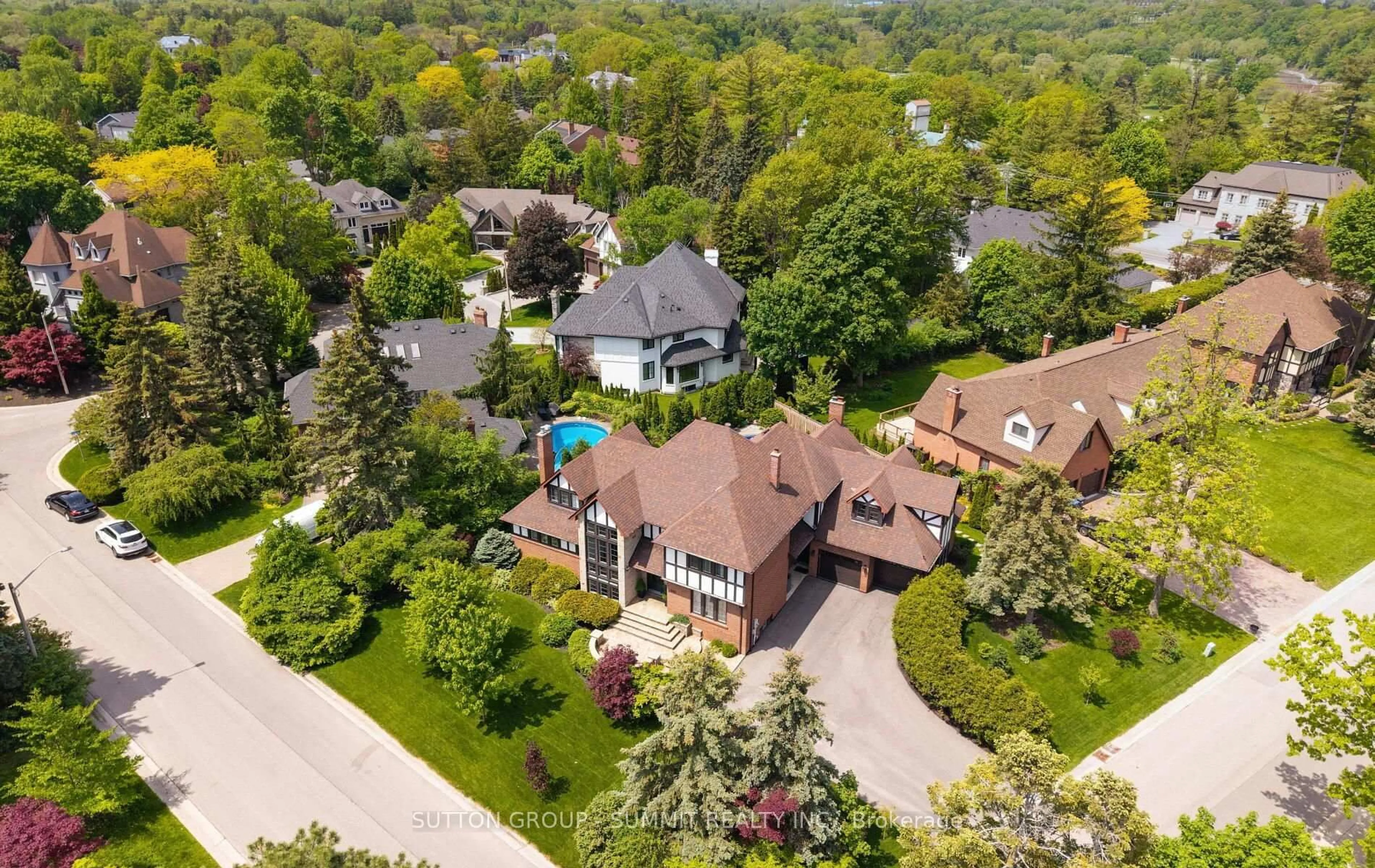 A pic from outside/outdoor area/front of a property/back of a property/a pic from drone, street for 1095 Geran Cres, Mississauga Ontario L5H 4A9
