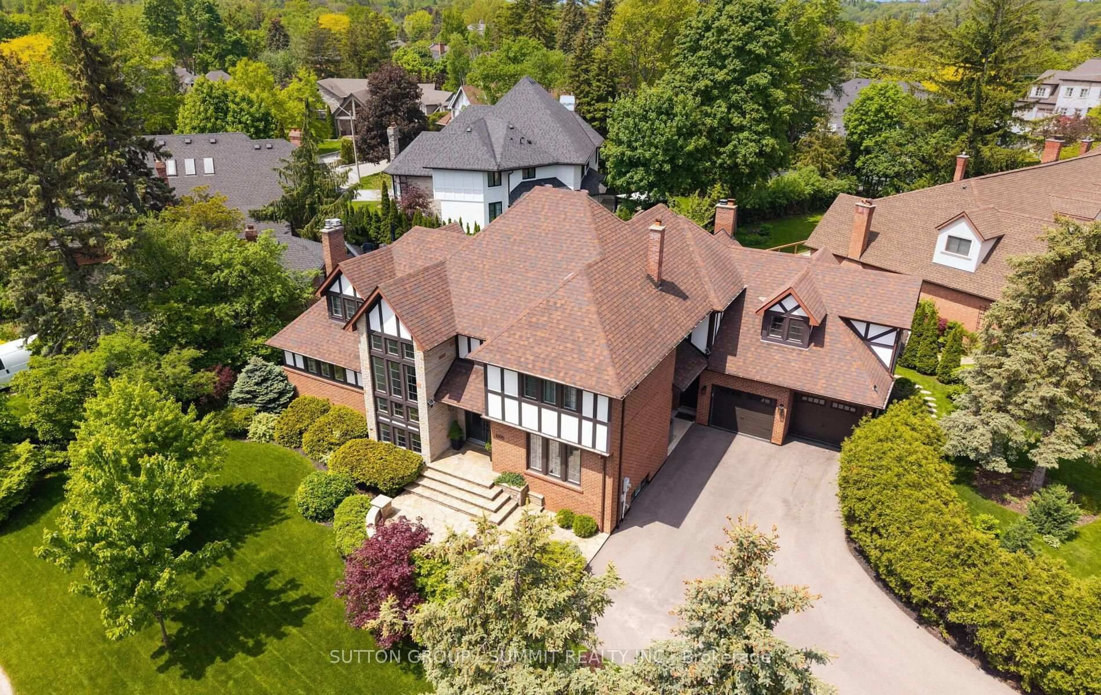 A pic from outside/outdoor area/front of a property/back of a property/a pic from drone, street for 1095 Geran Cres, Mississauga Ontario L5H 4A9