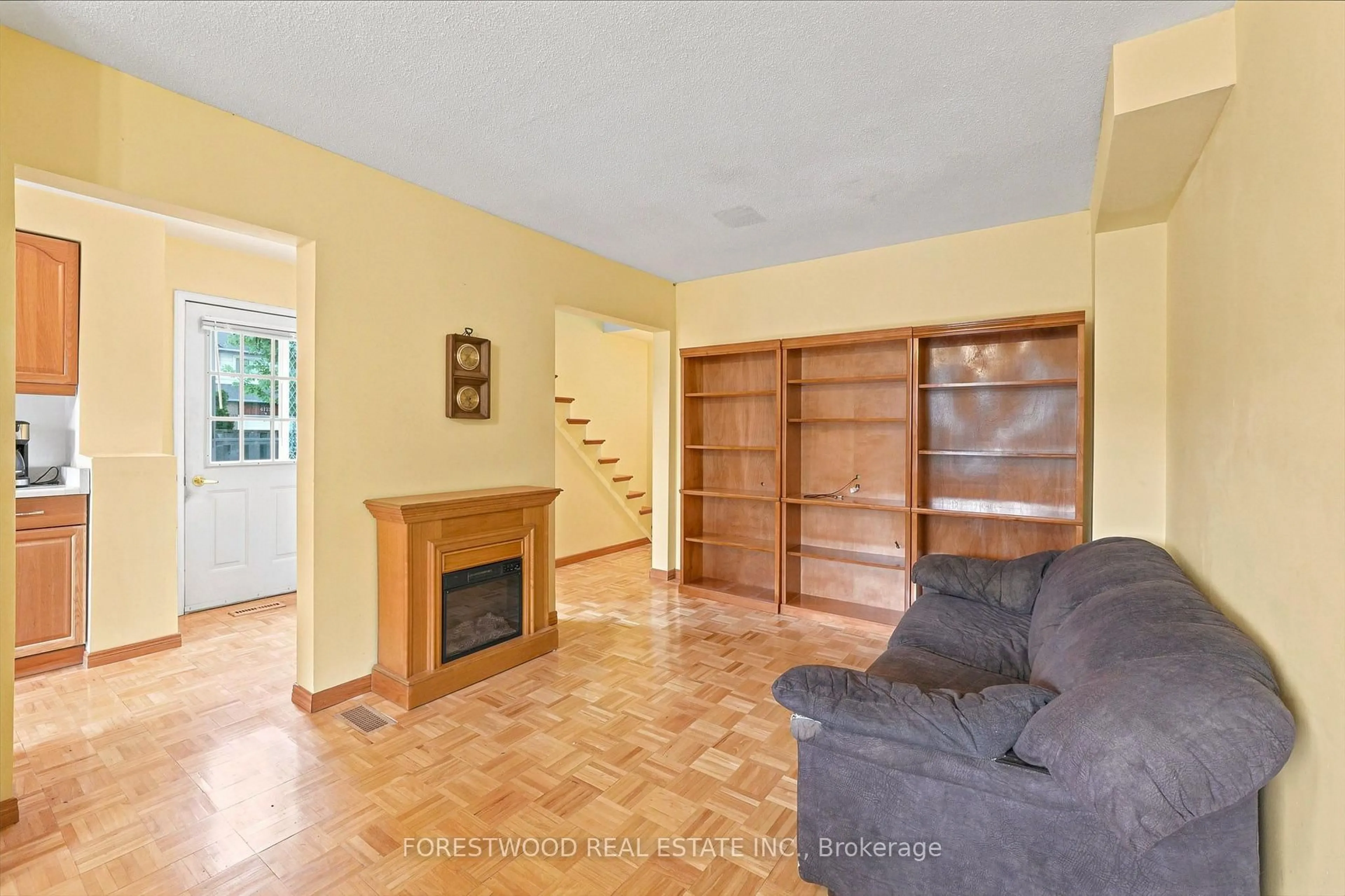 Living room with furniture, unknown for 4110 Quaker Hill Dr, Mississauga Ontario L5C 3M3