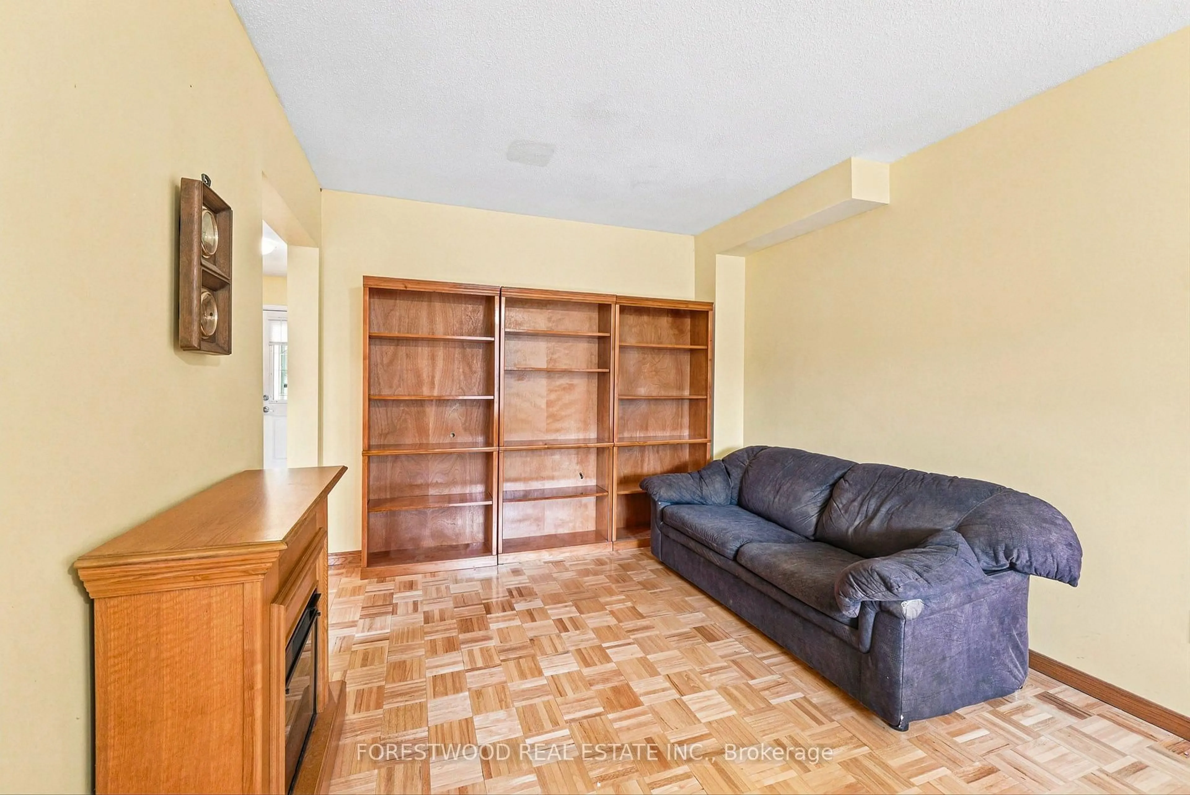 Living room with furniture, ceramic/tile floor for 4110 Quaker Hill Dr, Mississauga Ontario L5C 3M3