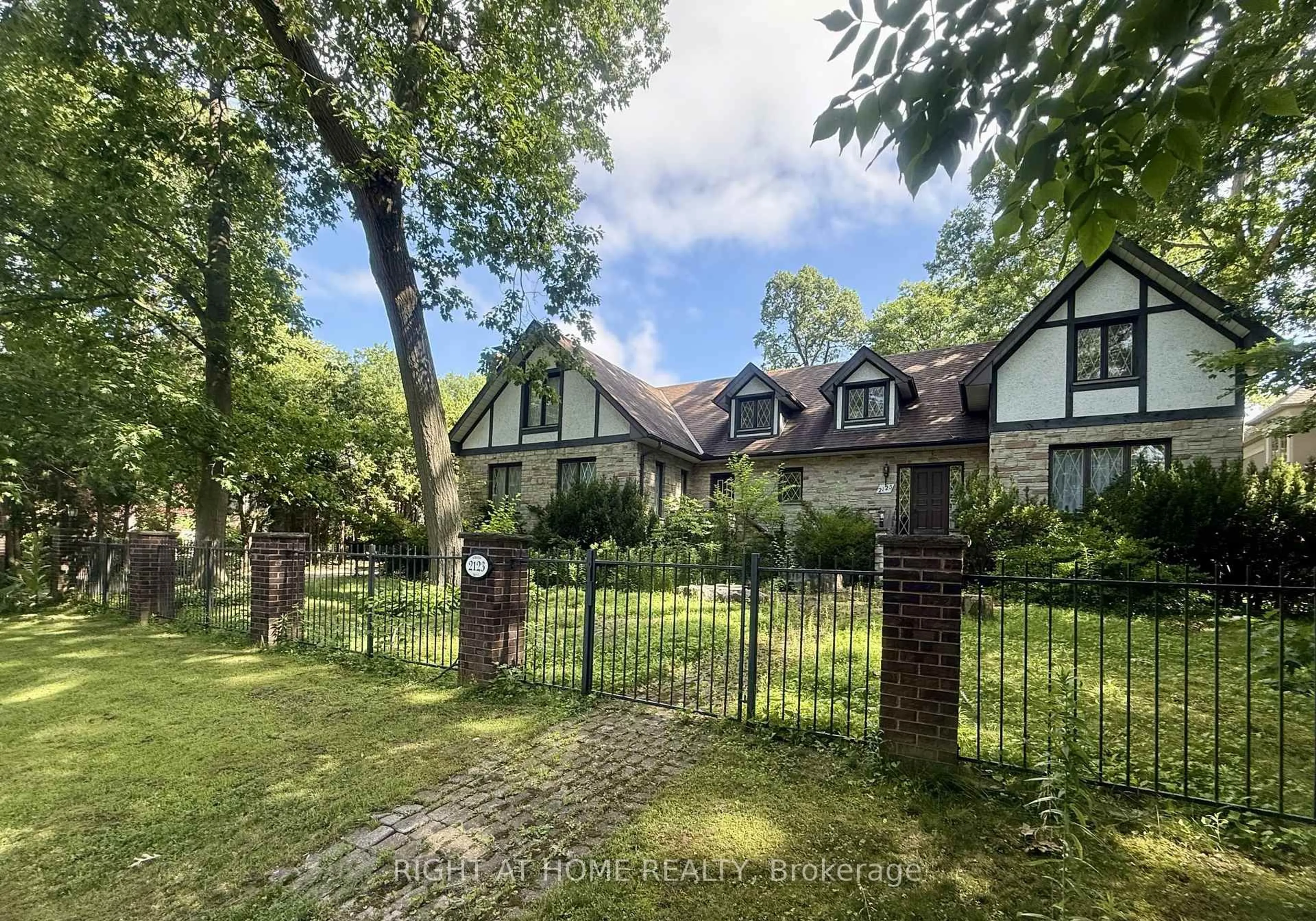 A pic from outside/outdoor area/front of a property/back of a property/a pic from drone, street for 2123 Gordon Dr, Mississauga Ontario L5B 1S6