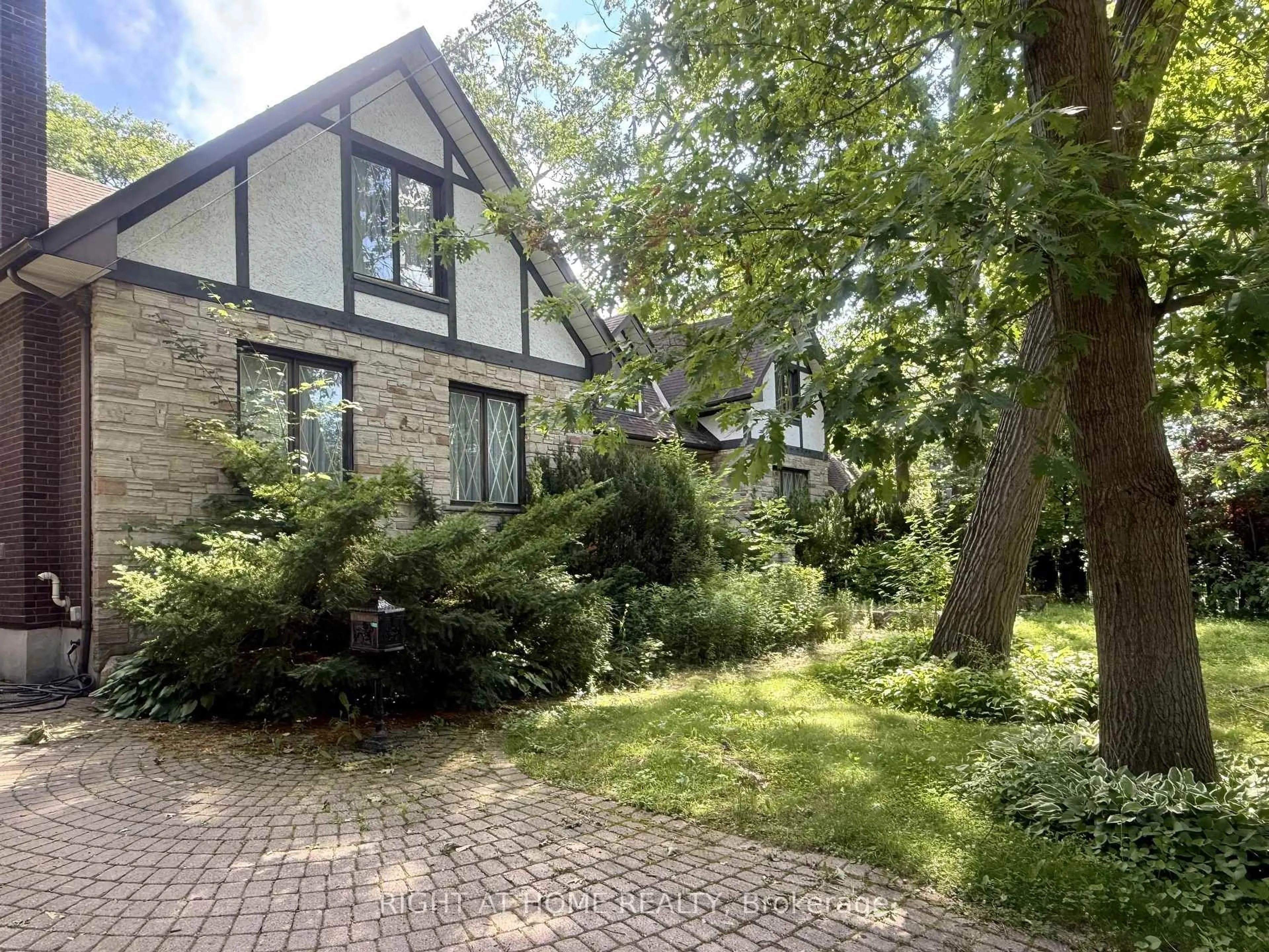 A pic from outside/outdoor area/front of a property/back of a property/a pic from drone, street for 2123 Gordon Dr, Mississauga Ontario L5B 1S6
