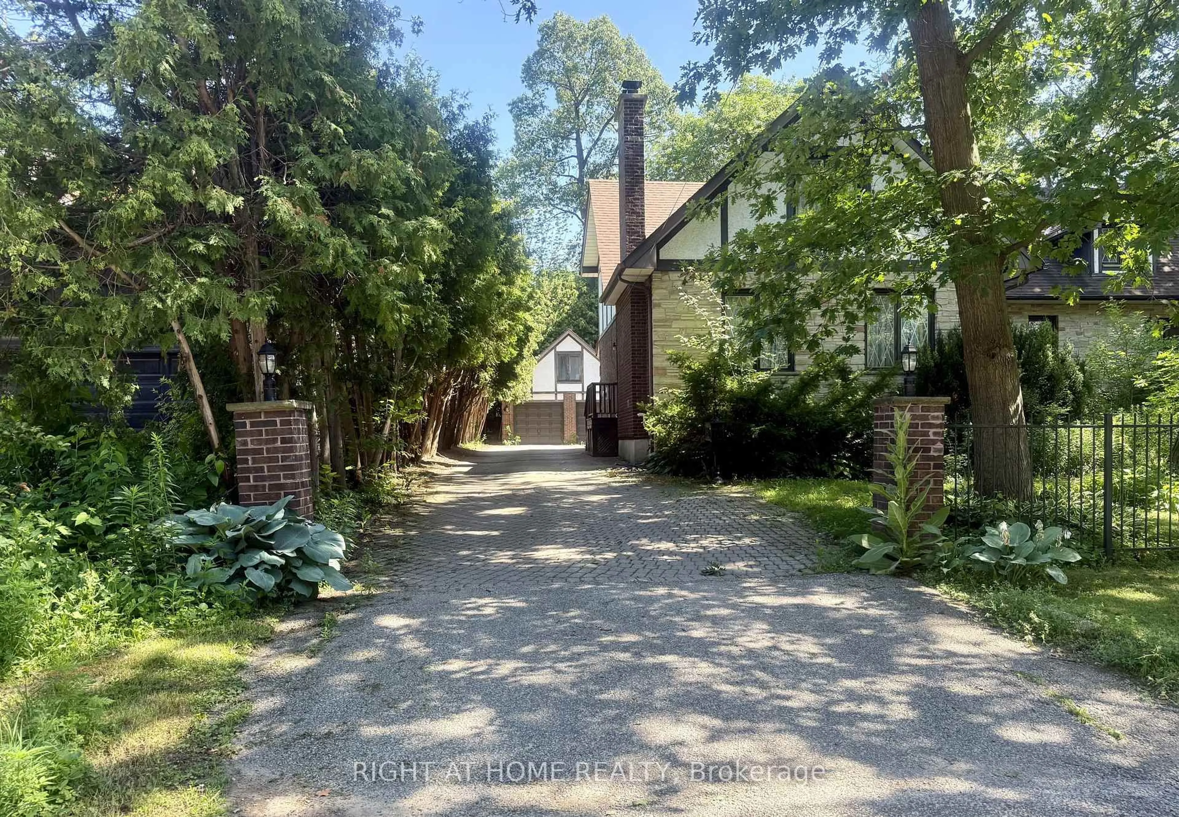 A pic from outside/outdoor area/front of a property/back of a property/a pic from drone, street for 2123 Gordon Dr, Mississauga Ontario L5B 1S6