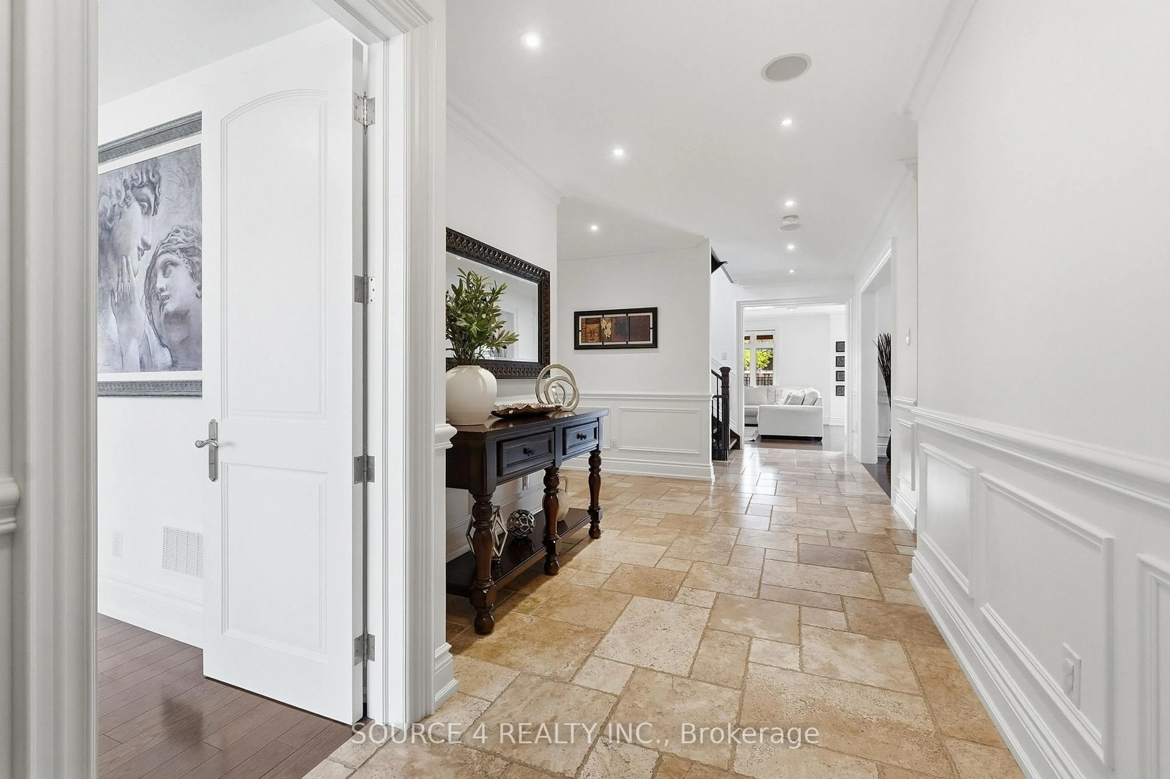 Indoor entryway for 39 Amesbury Dr, Toronto Ontario M6M 4H5