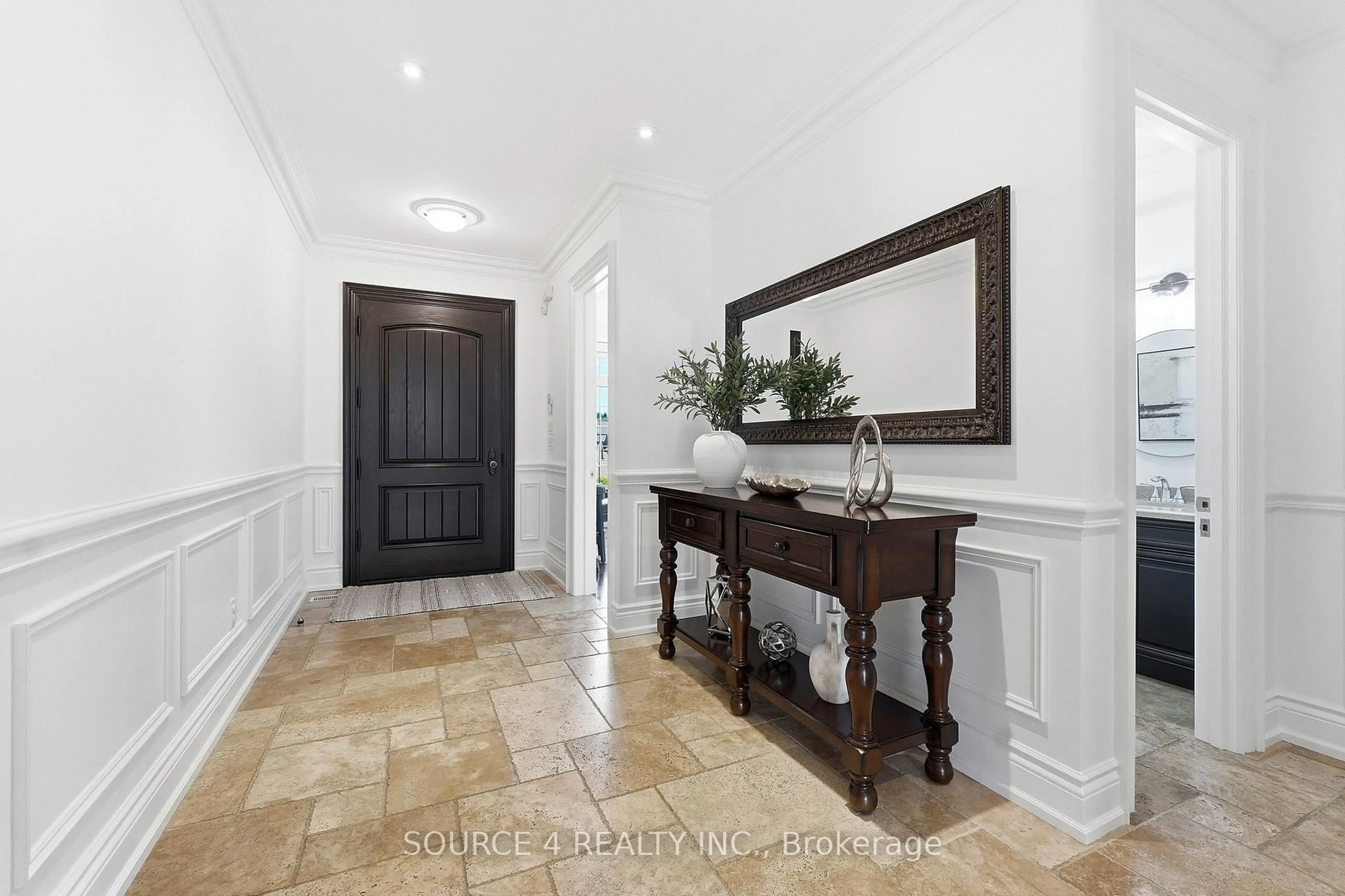 Indoor entryway for 39 Amesbury Dr, Toronto Ontario M6M 4H5