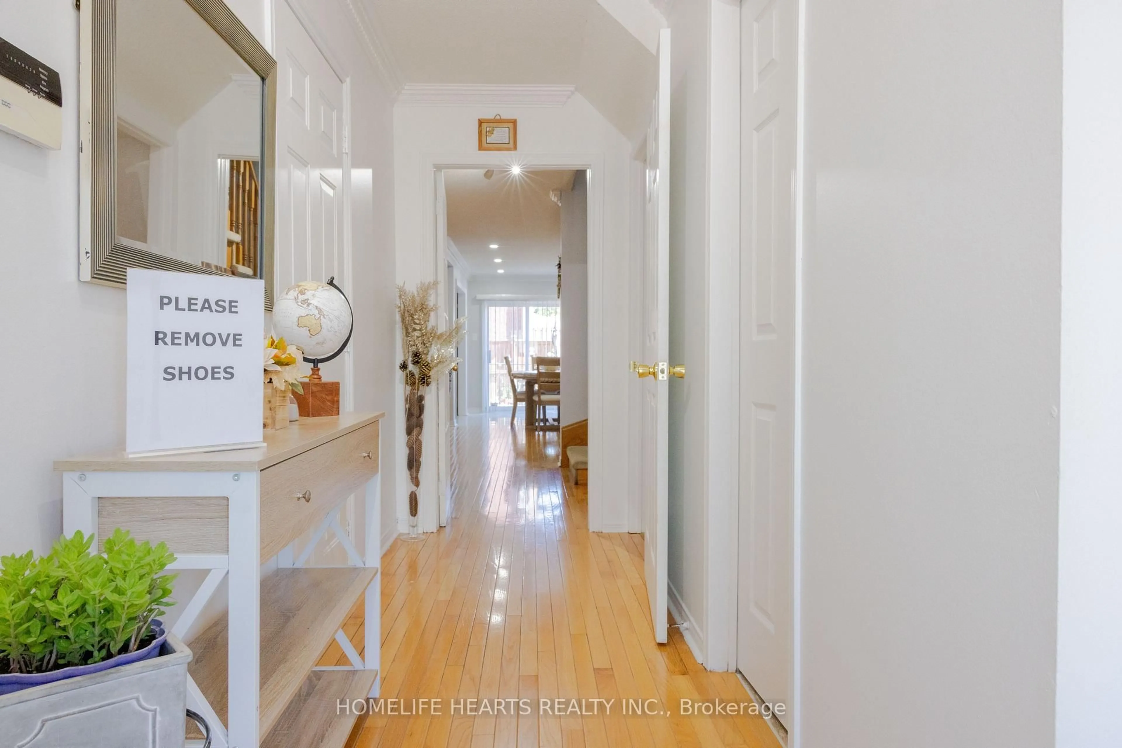 Indoor entryway for 87 Sunfield Rd, Toronto Ontario M3M 2V2
