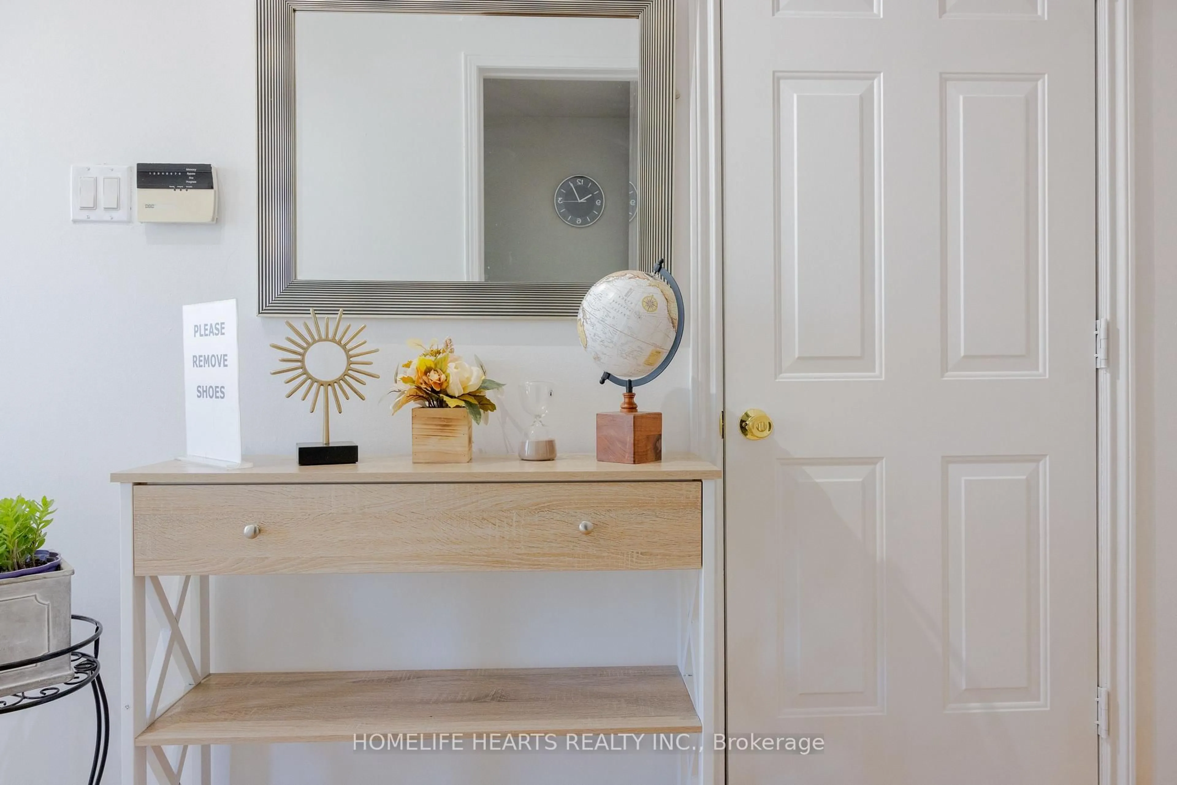 Indoor entryway for 87 Sunfield Rd, Toronto Ontario M3M 2V2