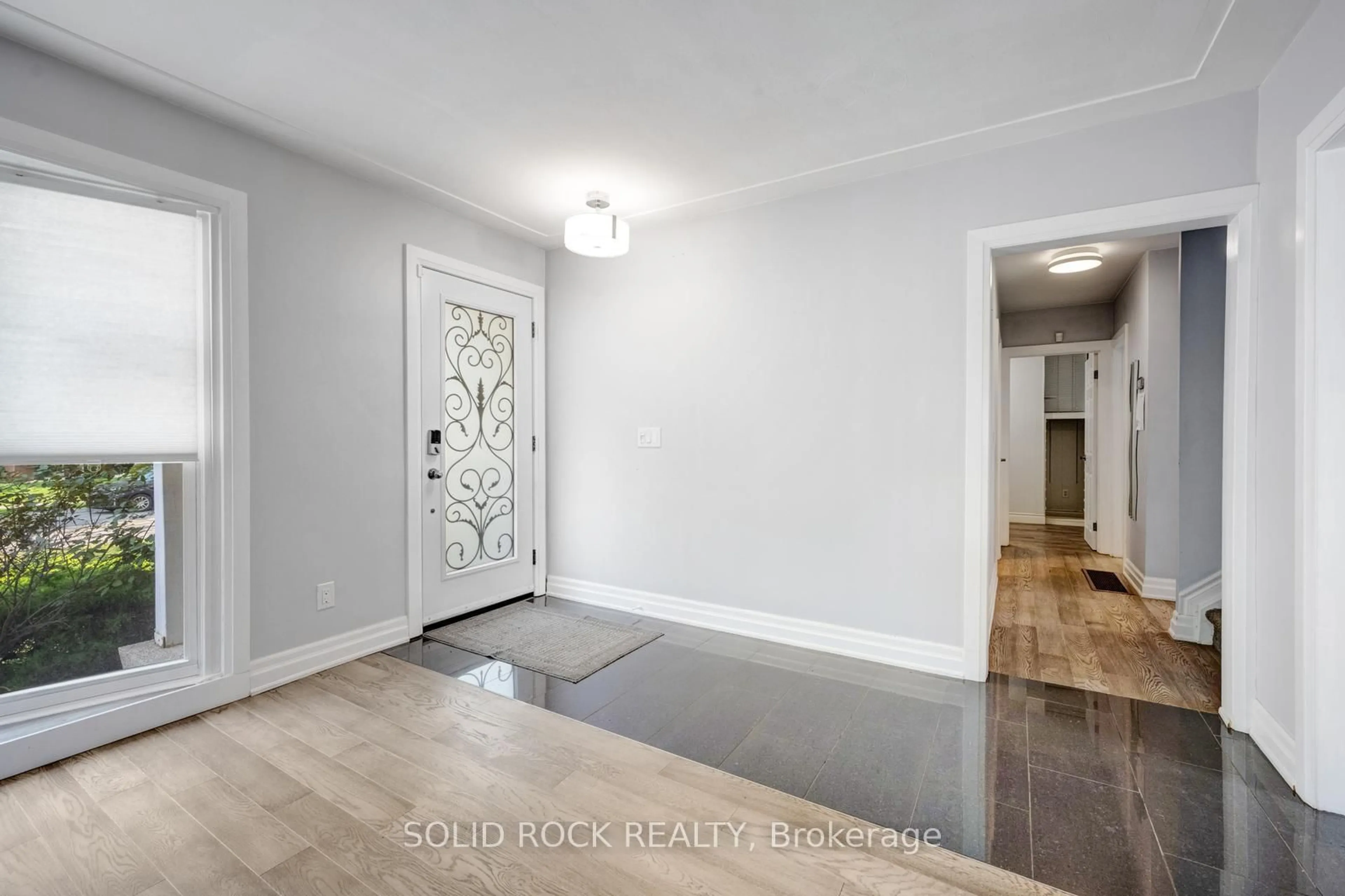 Indoor entryway for 5372 Spruce Ave, Burlington Ontario L7L 1N7