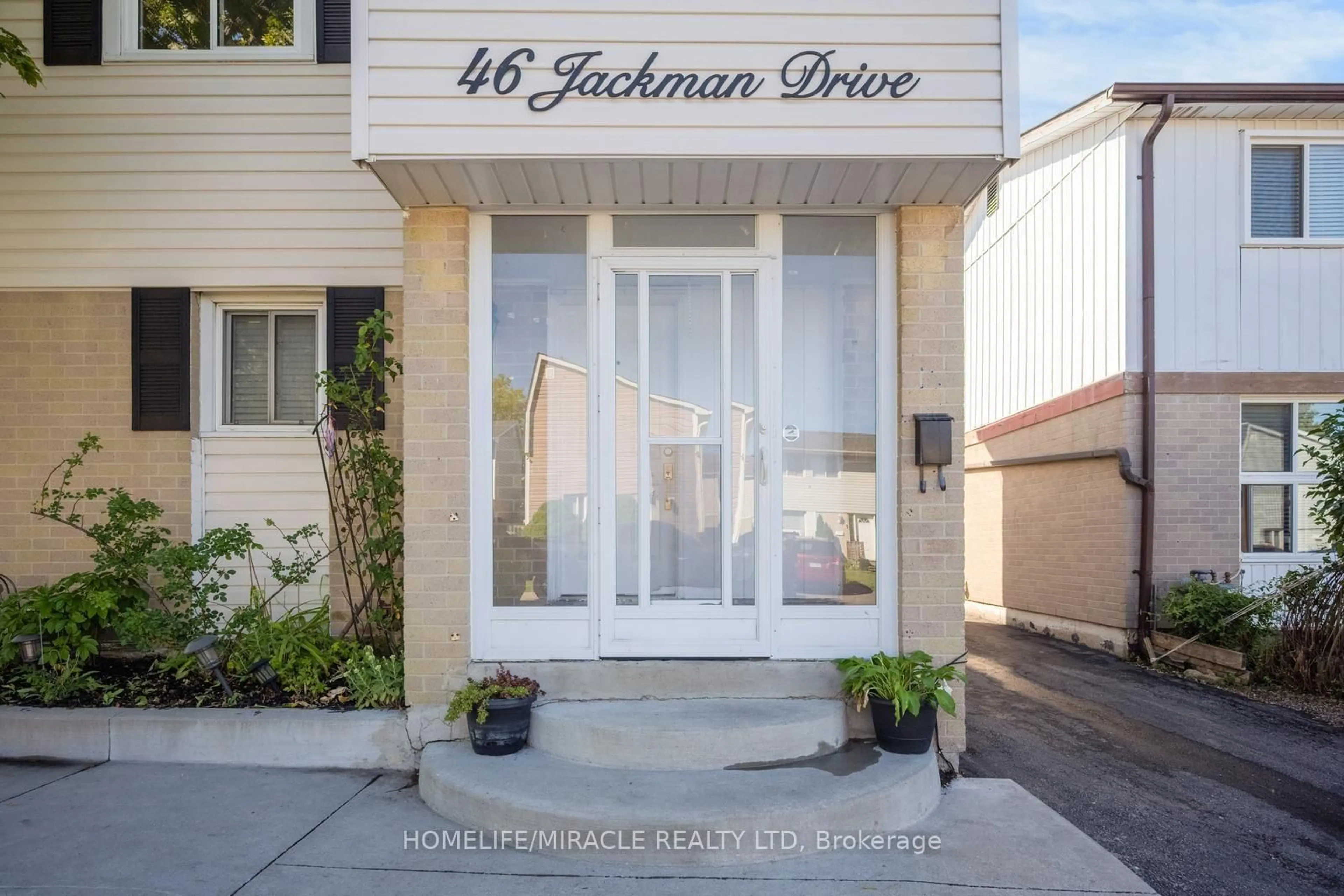 Indoor foyer for 46 Jackman Dr, Brampton Ontario L6S 2L9