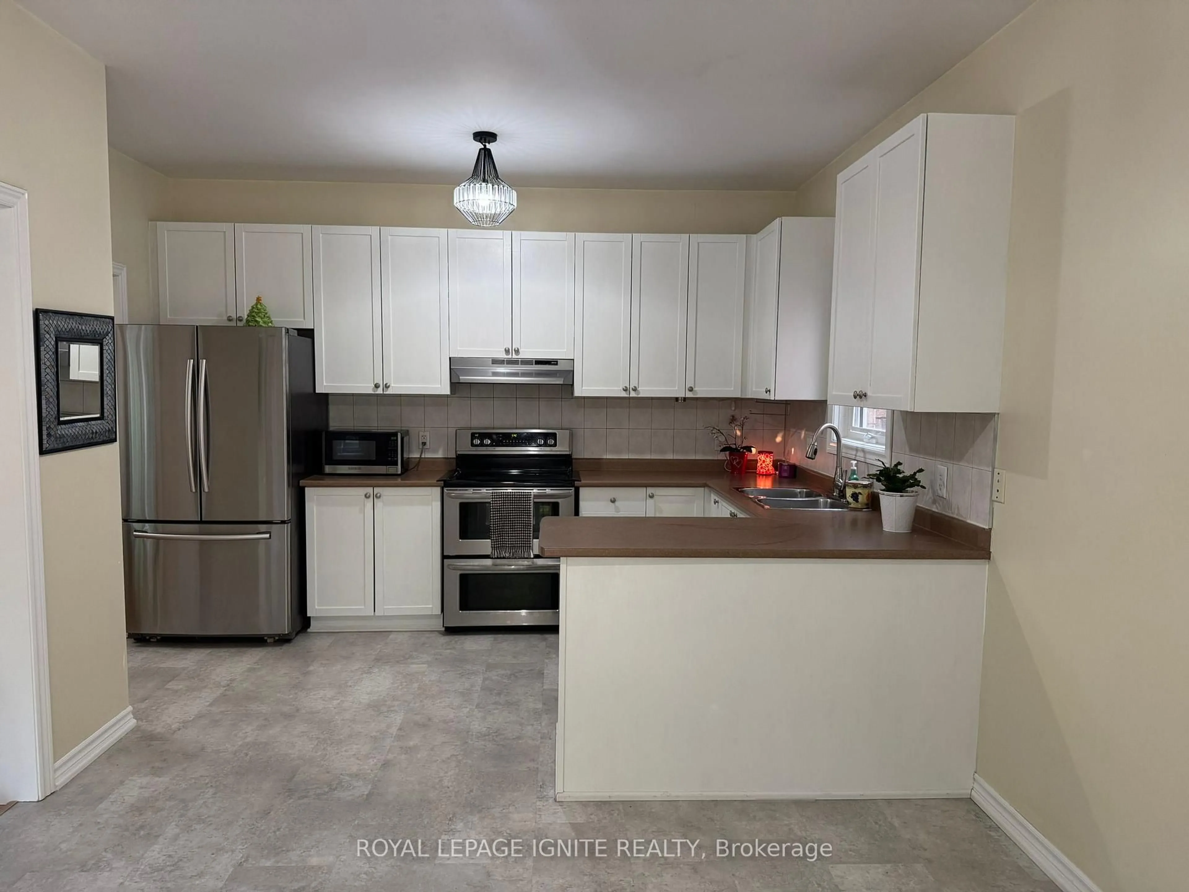 Standard kitchen, ceramic/tile floor for 90 Sir Jacobs Cres, Brampton Ontario L7A 3T5