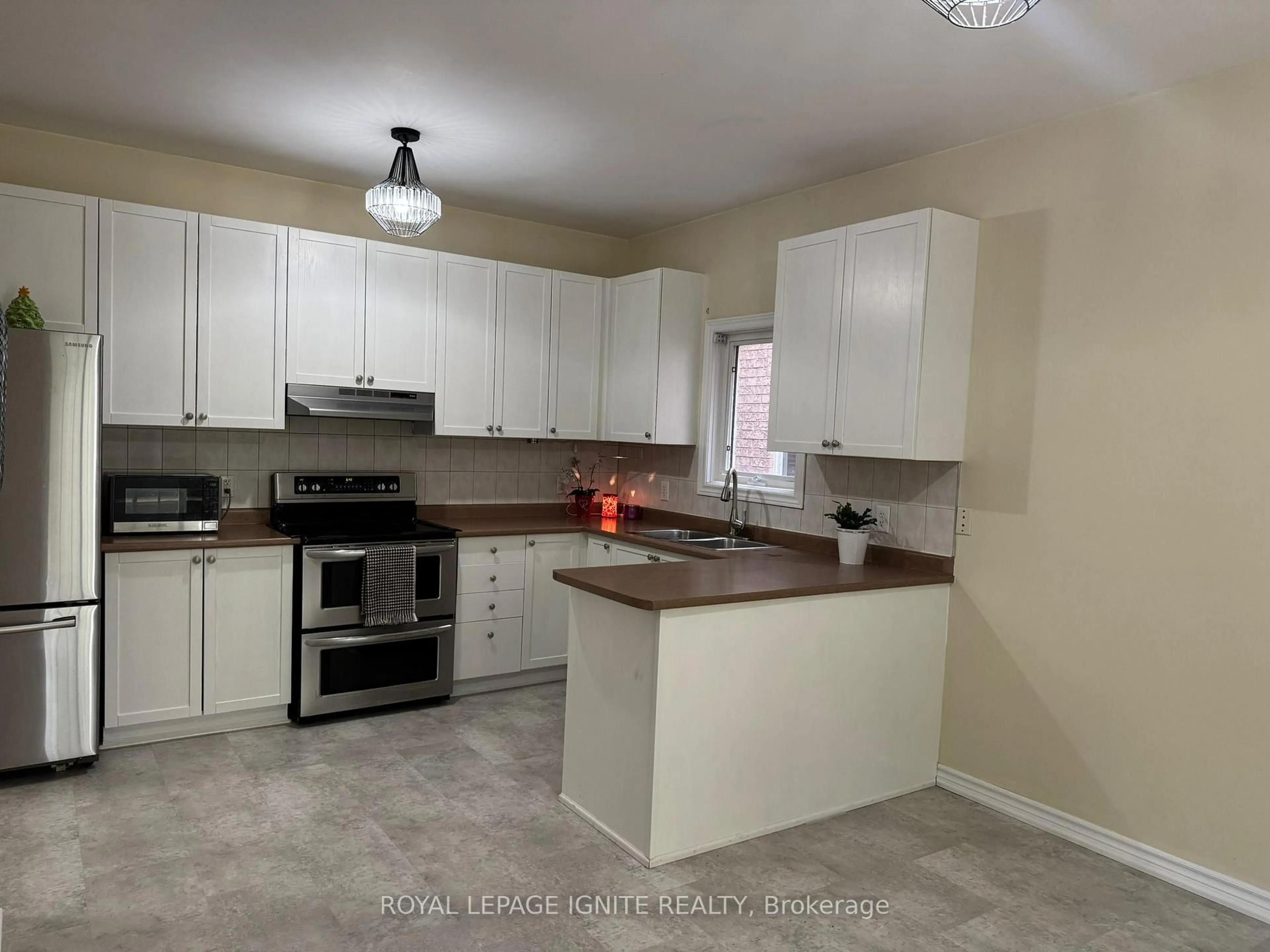Standard kitchen, ceramic/tile floor for 90 Sir Jacobs Cres, Brampton Ontario L7A 3T5
