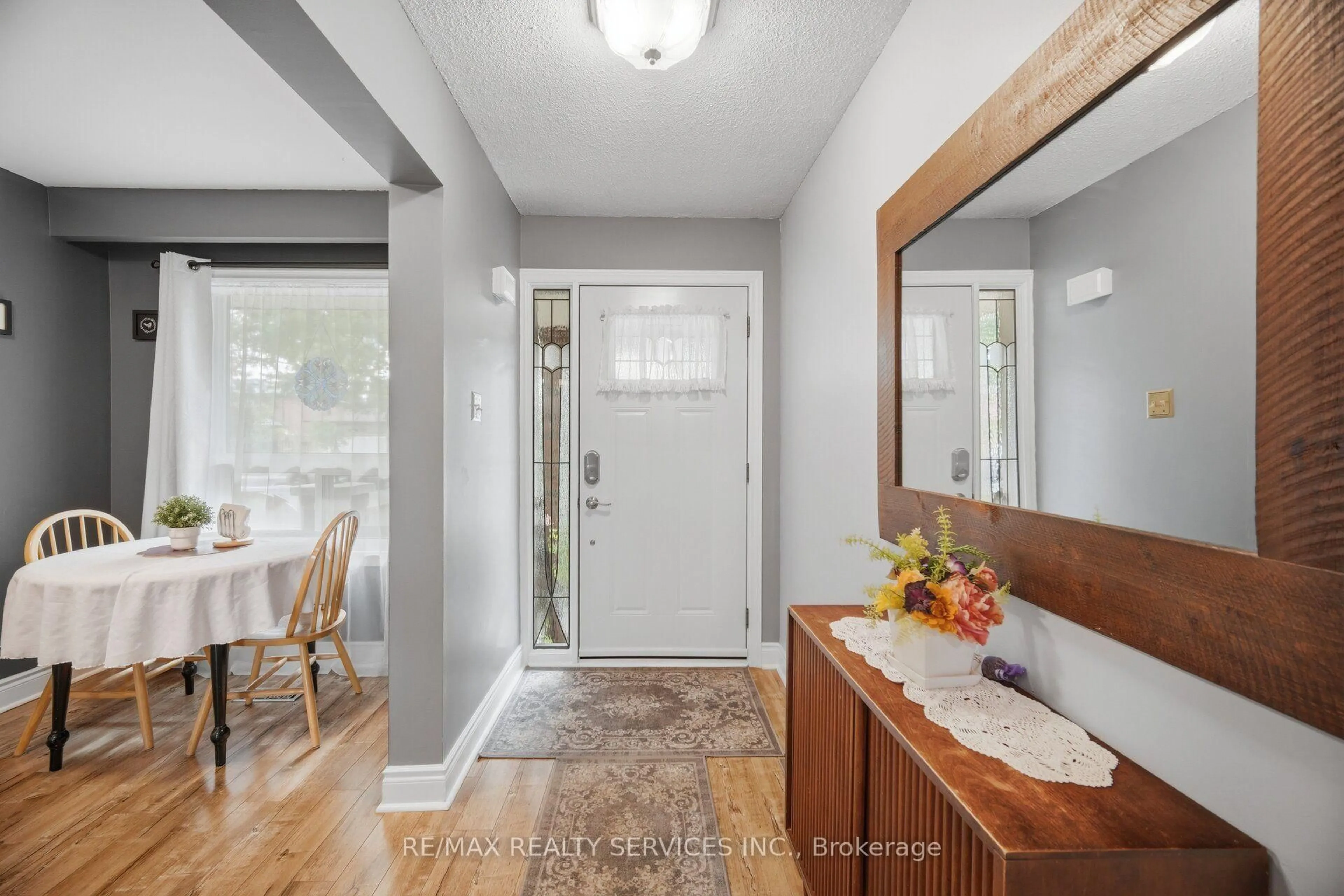 Indoor entryway for 152 Weybridge Tr, Brampton Ontario L6V 3W2