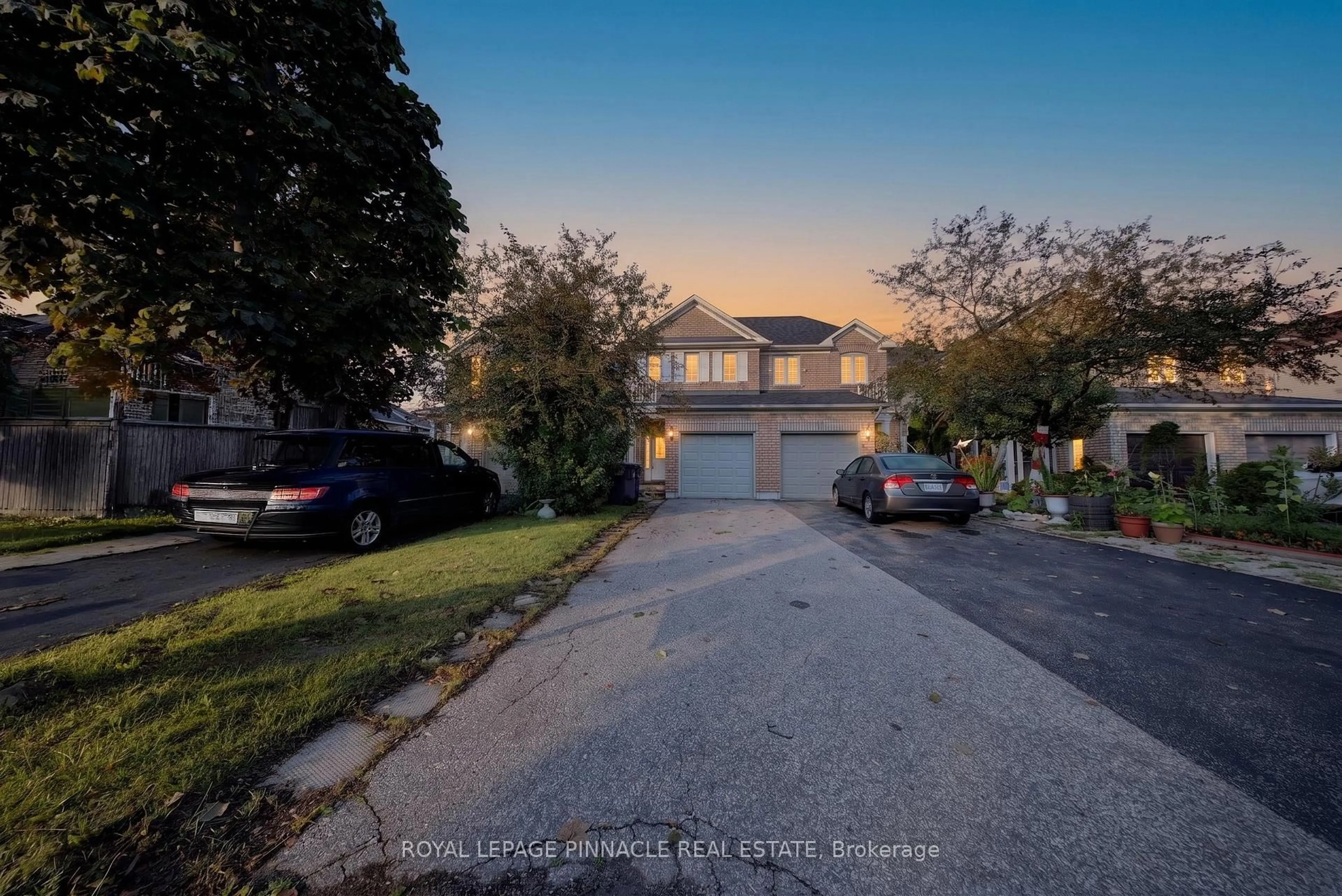 A pic from outside/outdoor area/front of a property/back of a property/a pic from drone, street for 787 Avocado Cres, Mississauga Ontario L5W 1H4
