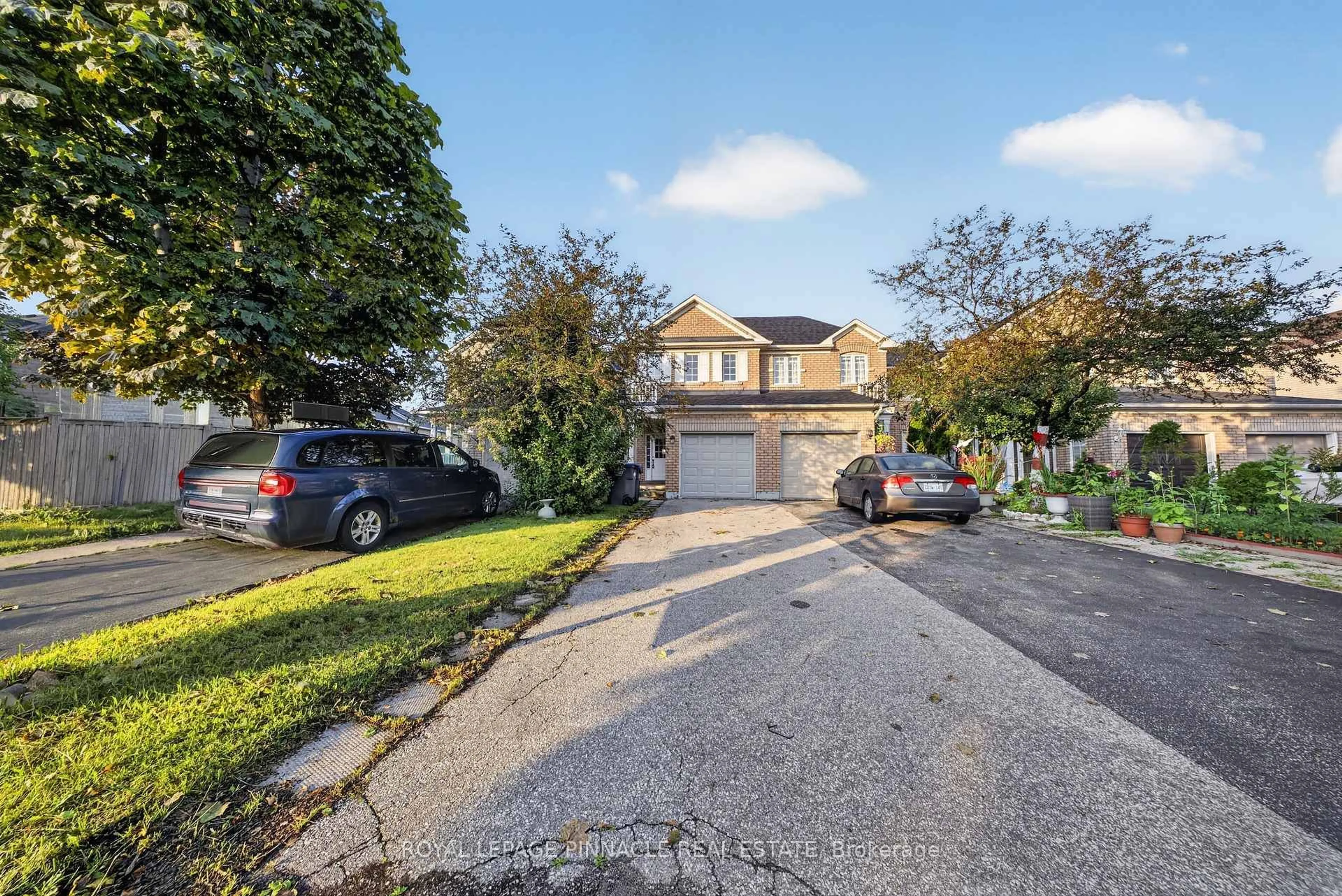 A pic from outside/outdoor area/front of a property/back of a property/a pic from drone, street for 787 Avocado Cres, Mississauga Ontario L5W 1H4