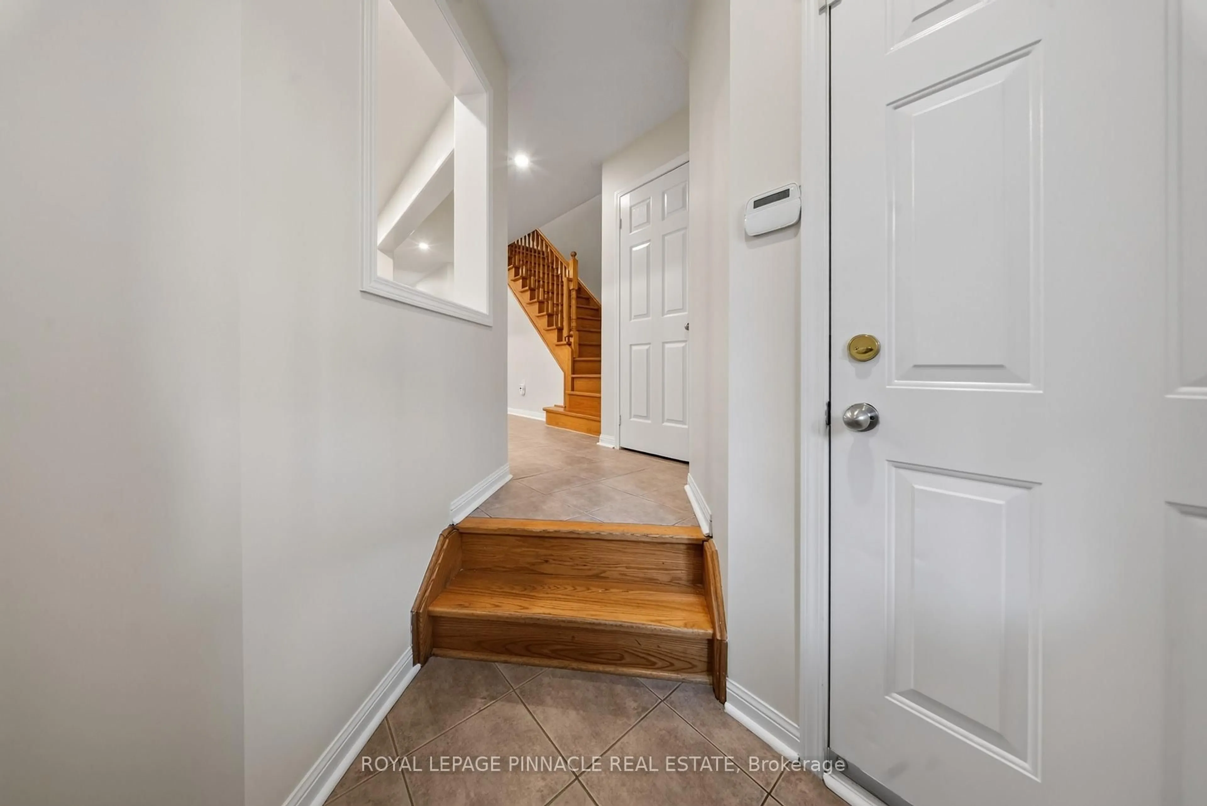 Indoor entryway for 787 Avocado Cres, Mississauga Ontario L5W 1H4