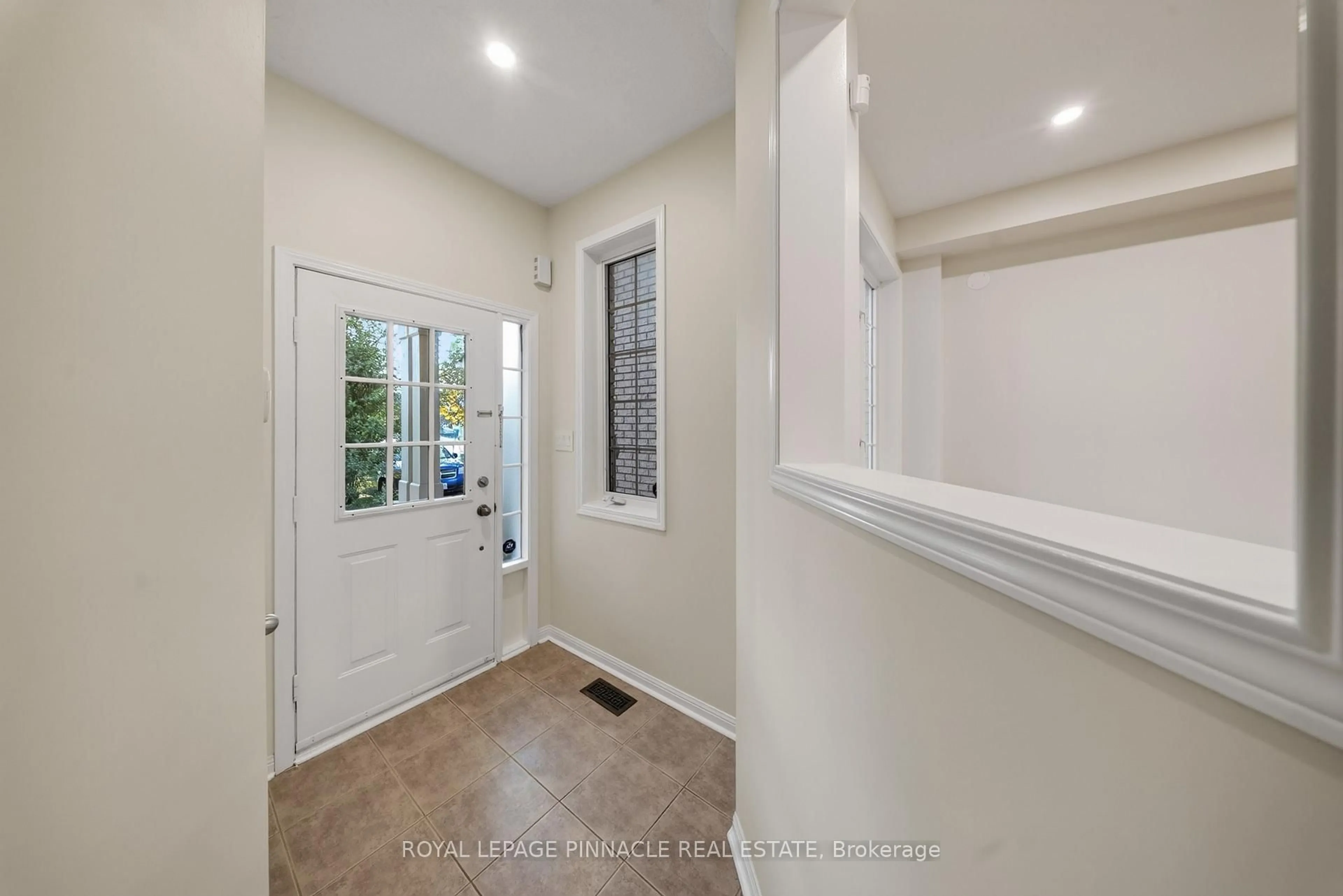 Indoor entryway for 787 Avocado Cres, Mississauga Ontario L5W 1H4