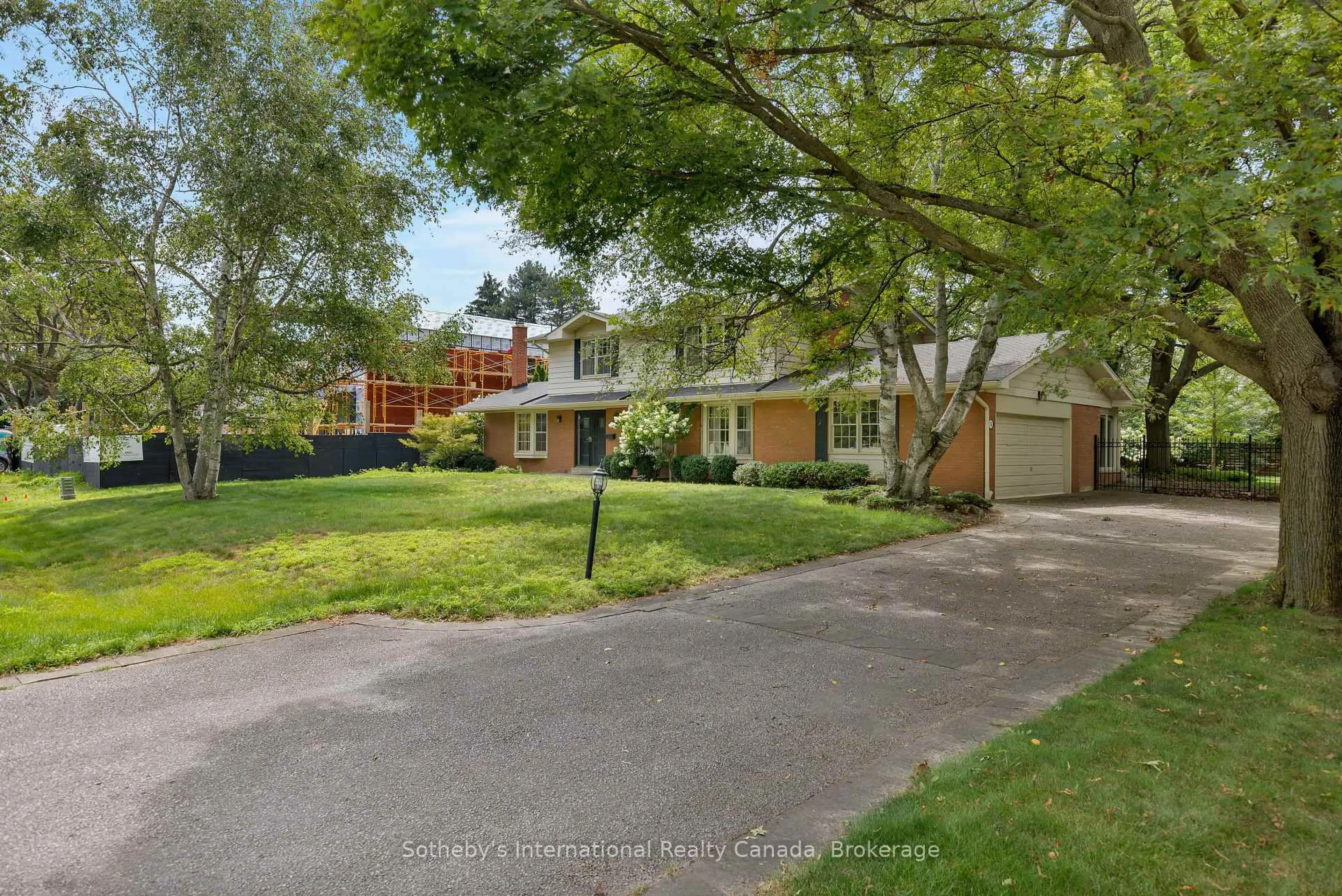A pic from outside/outdoor area/front of a property/back of a property/a pic from drone, street for 174 Claxton Dr, Oakville Ontario L6J 4N9