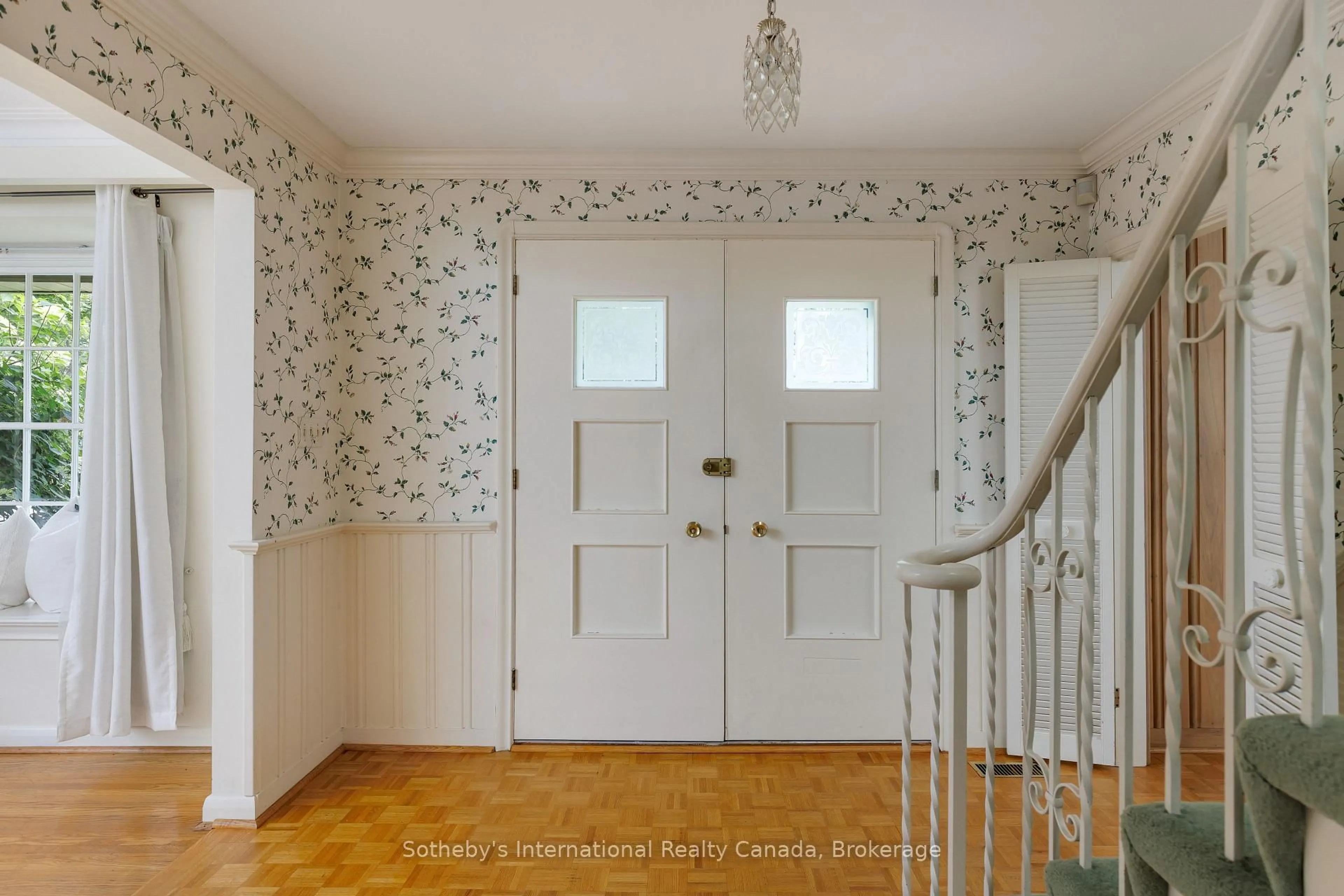 Indoor entryway for 174 Claxton Dr, Oakville Ontario L6J 4N9