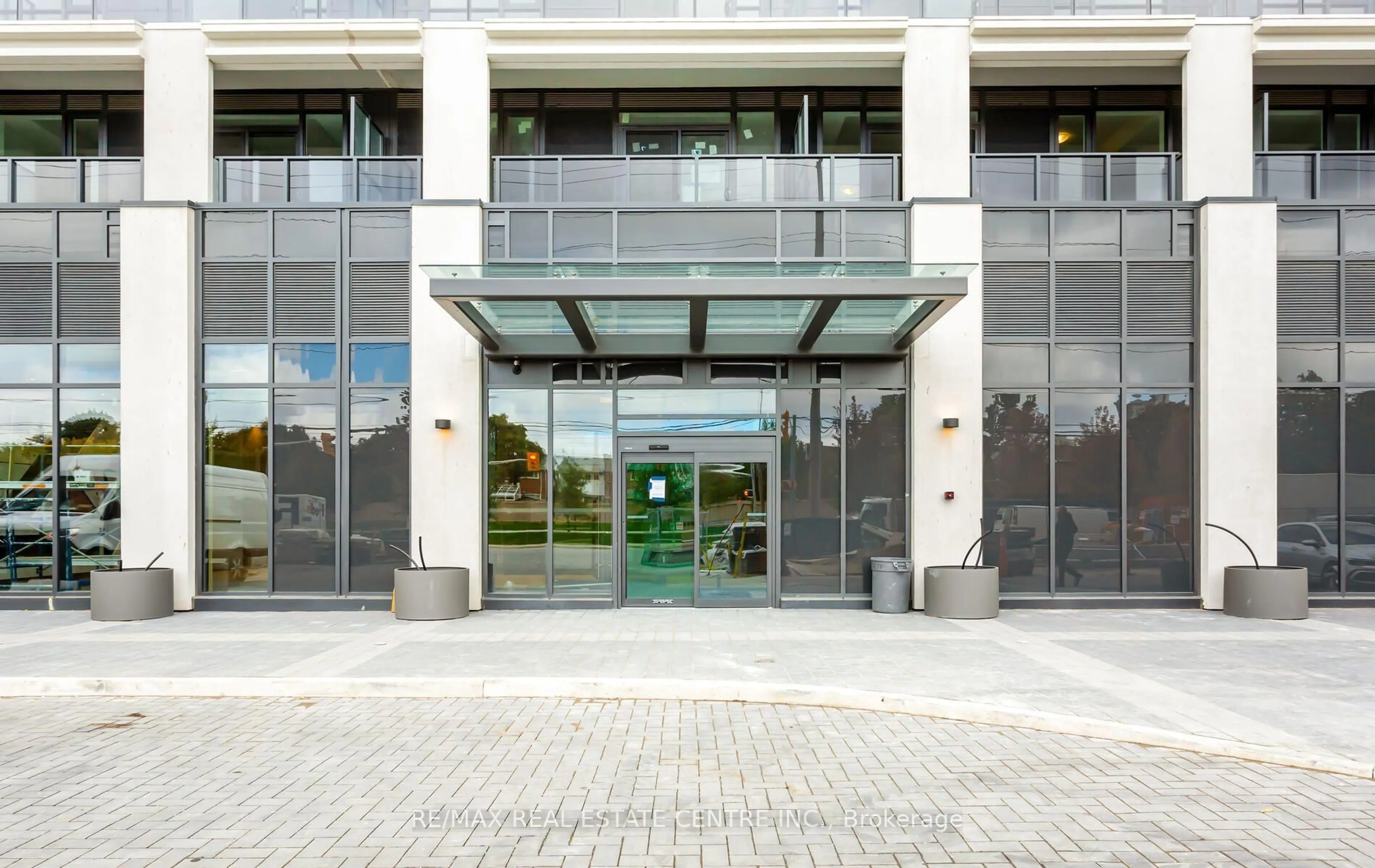 Indoor foyer for 204 Burnhamthorpe Rd #1307, Mississauga Ontario L5A 0B3