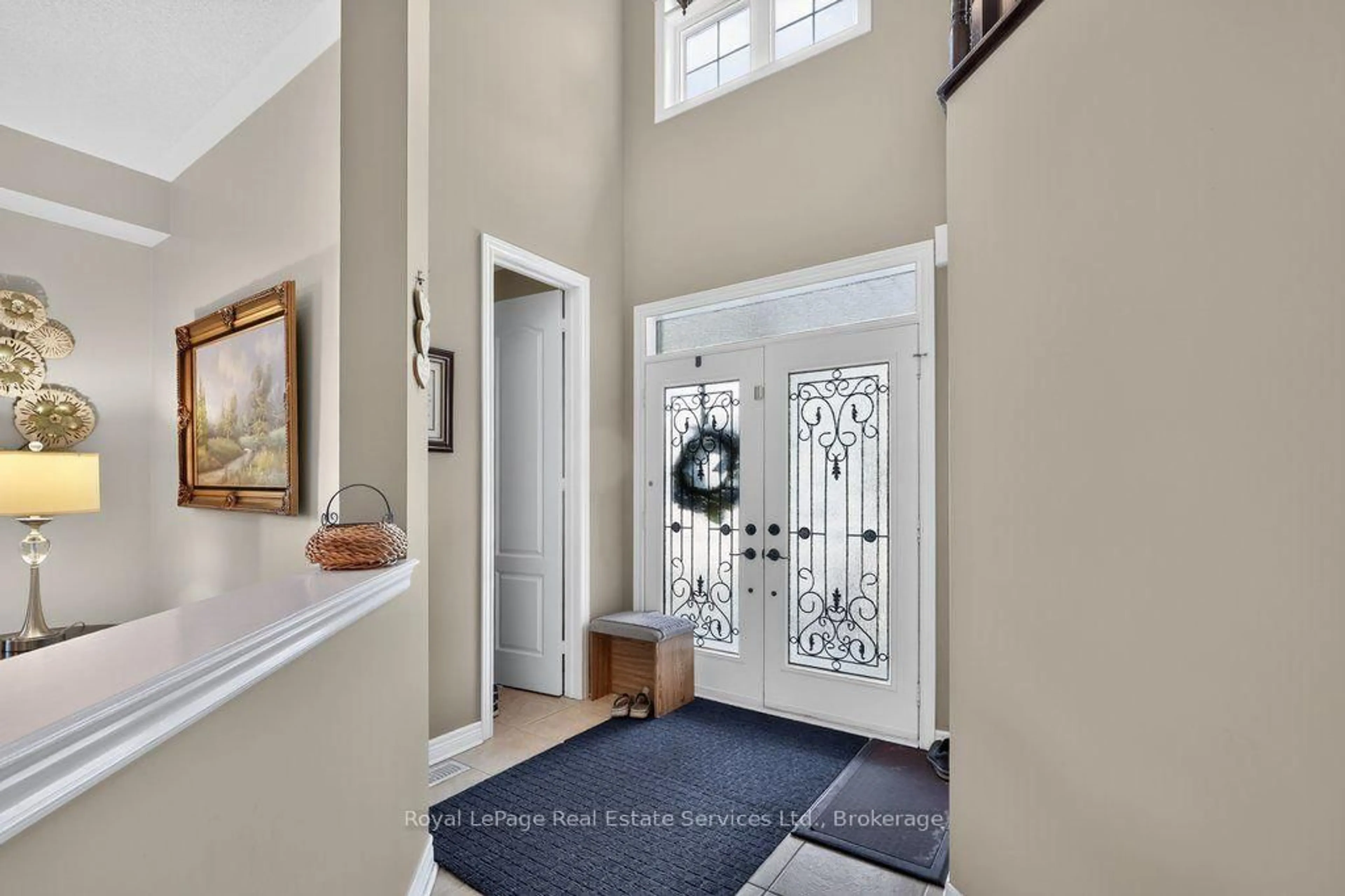 Indoor entryway for 2070 Willhaven Tr, Oakville Ontario L6M 5G3