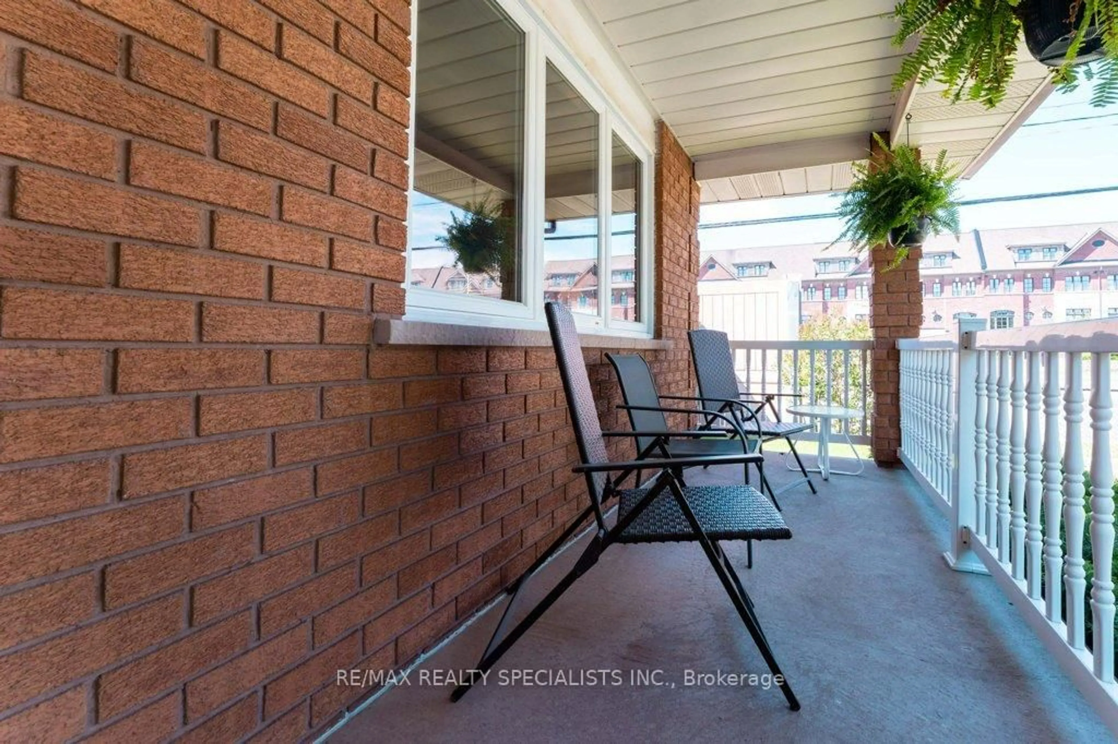 Patio, street for 330 Hickory Circ, Oakville Ontario L6H 4T5