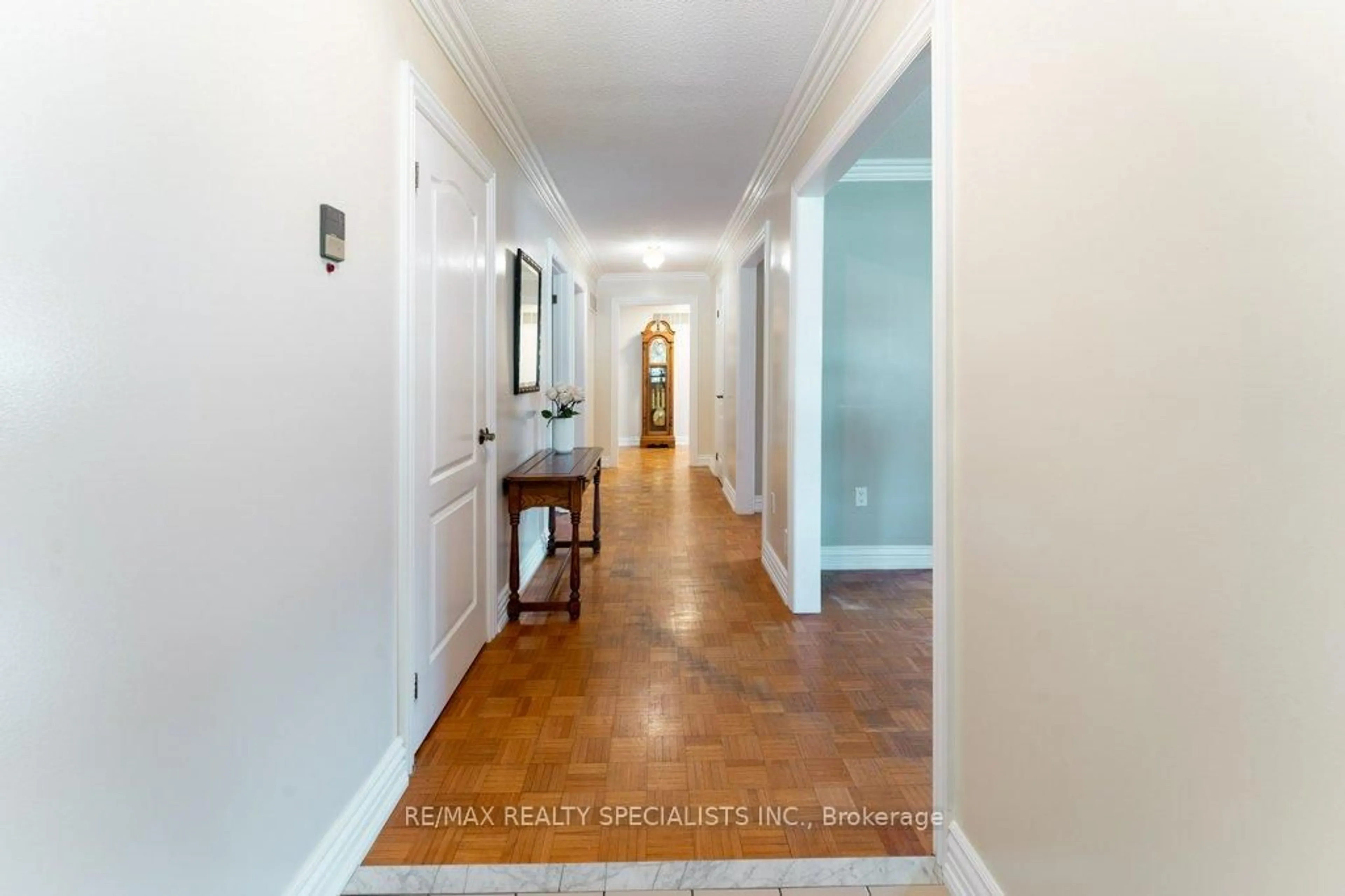 Indoor entryway for 330 Hickory Circ, Oakville Ontario L6H 4T5