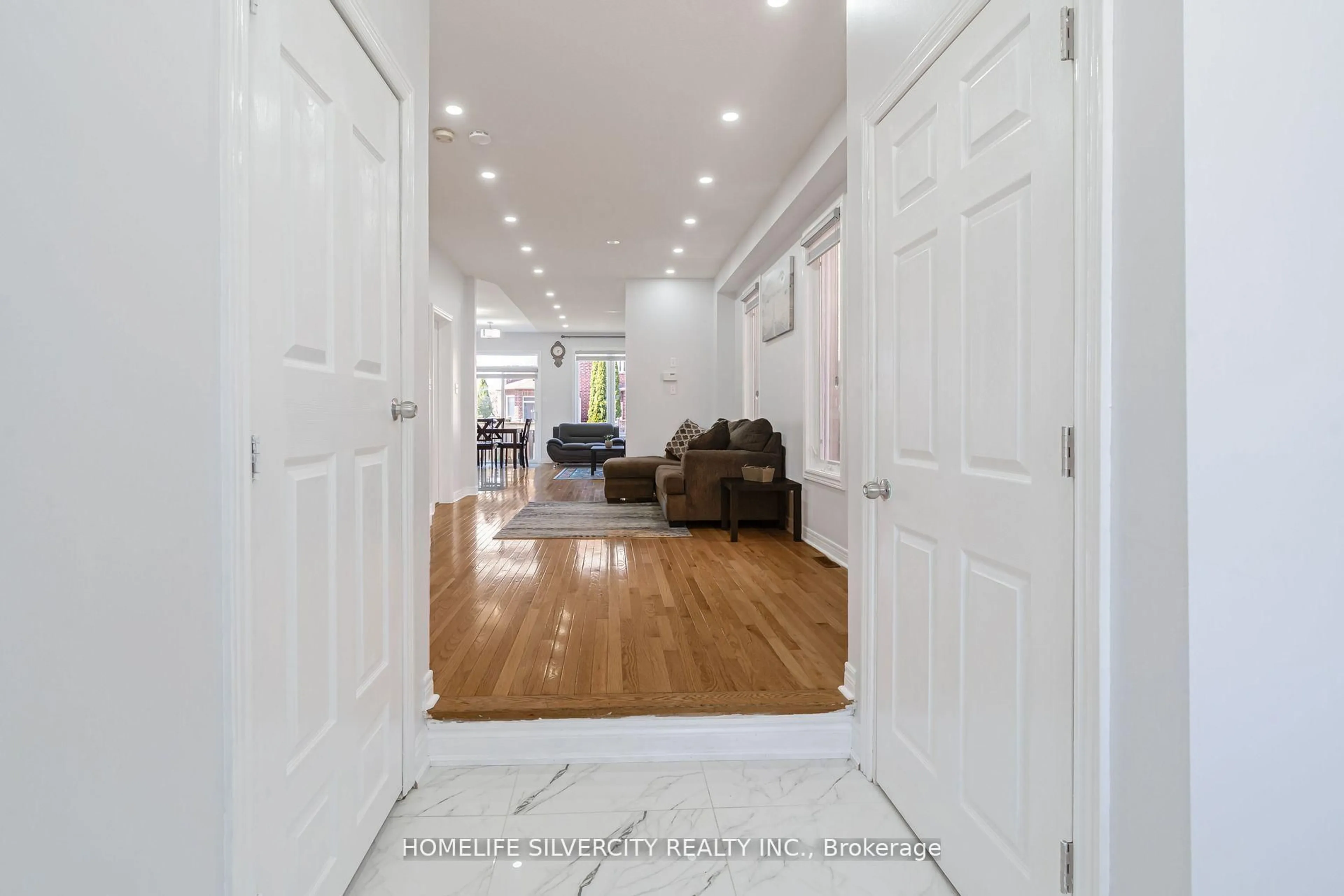 Indoor entryway for 10 Rainy Dale Rd, Brampton Ontario L6V 4S7