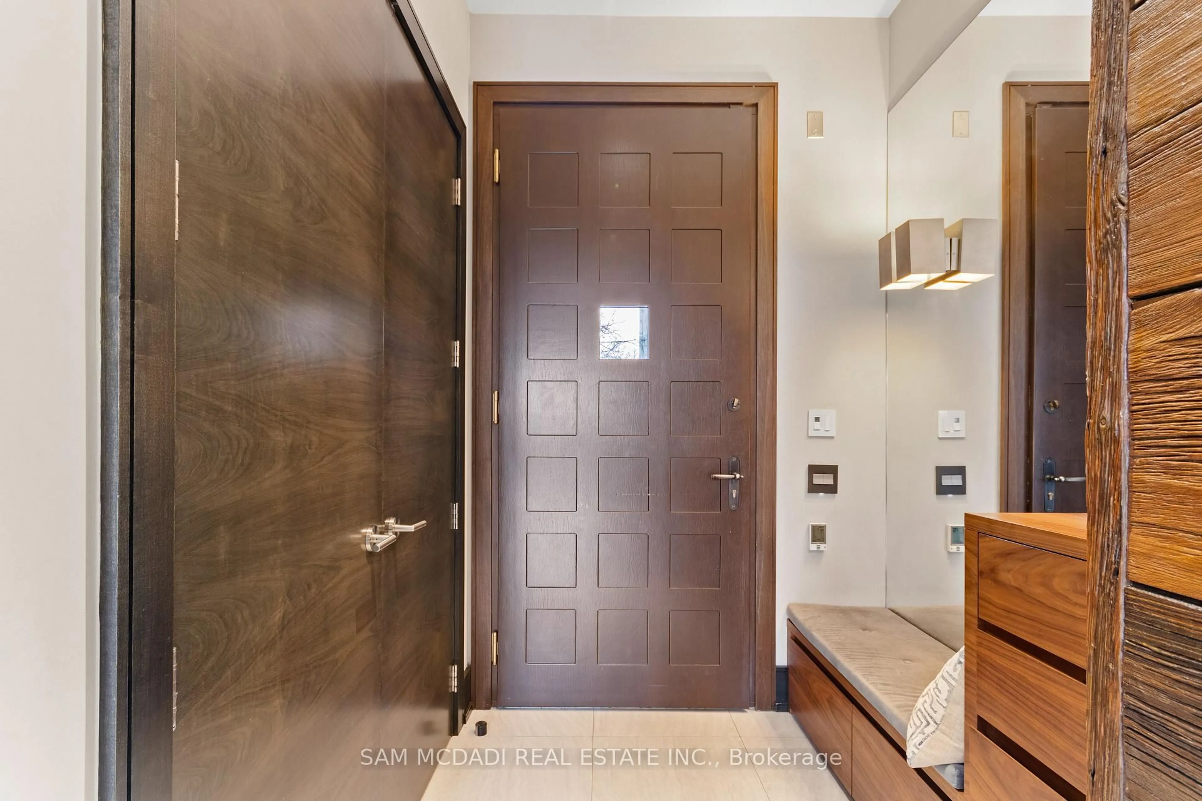 Indoor entryway for 1031 Welwyn Dr, Mississauga Ontario L5J 3J2